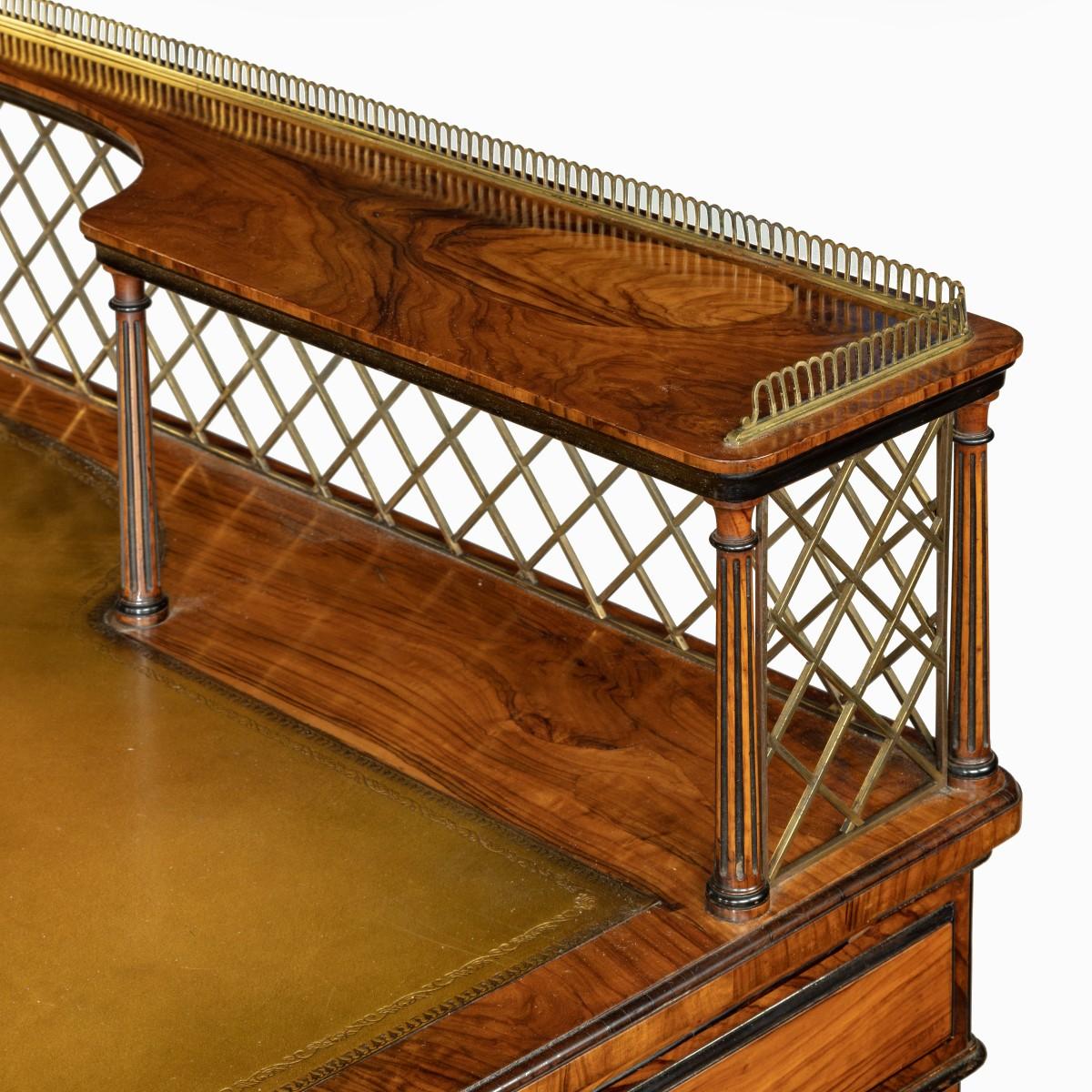 Scrivania con piedistallo in legno d'ulivo attribuita a Wright and Mansfield In condizioni buone in vendita a Lymington, Hampshire