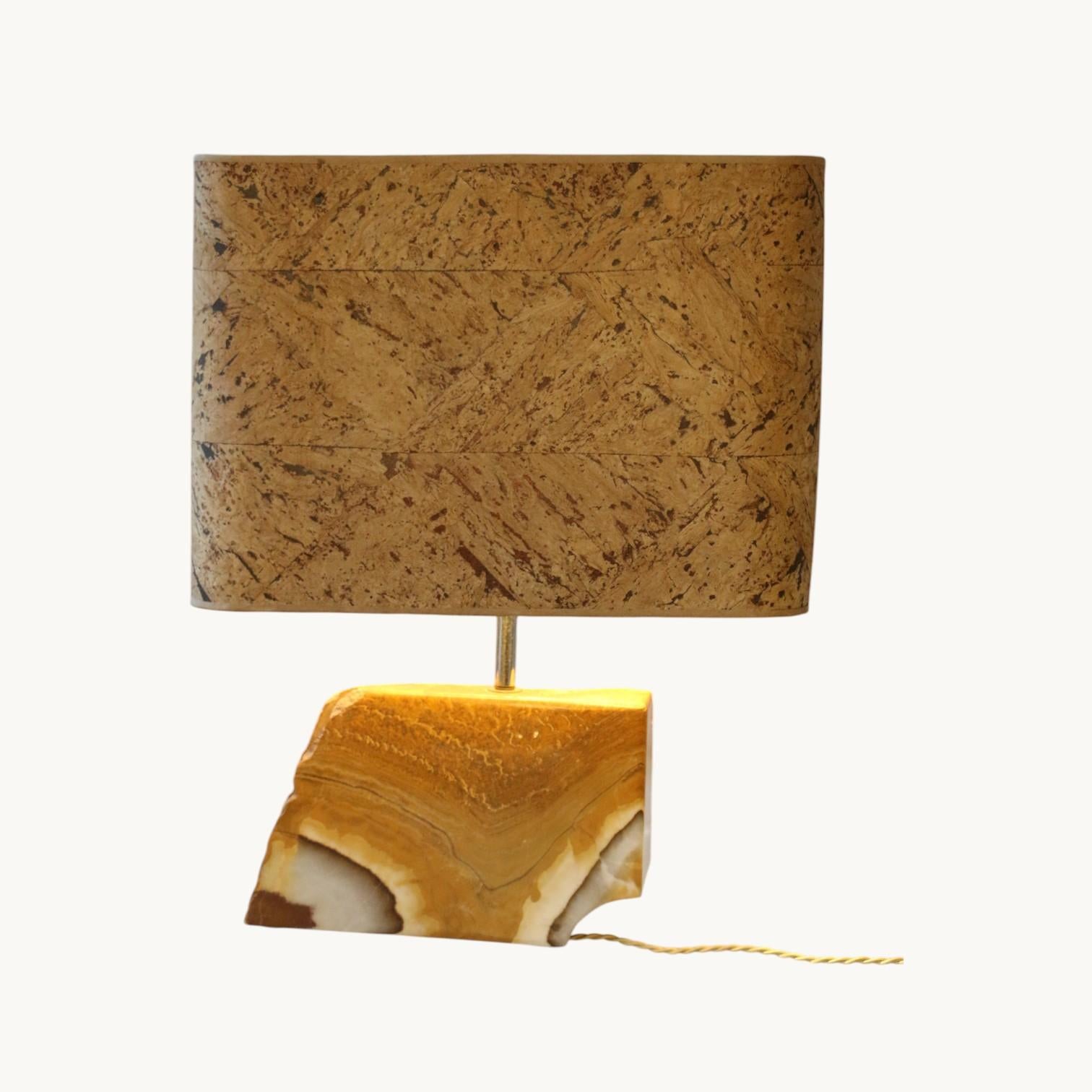 Lampe en onyx, avec abat-jour en liège. France 60s.