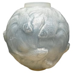 Vase « Formose » en verre opalescent de style Art déco, signé R. Lalique