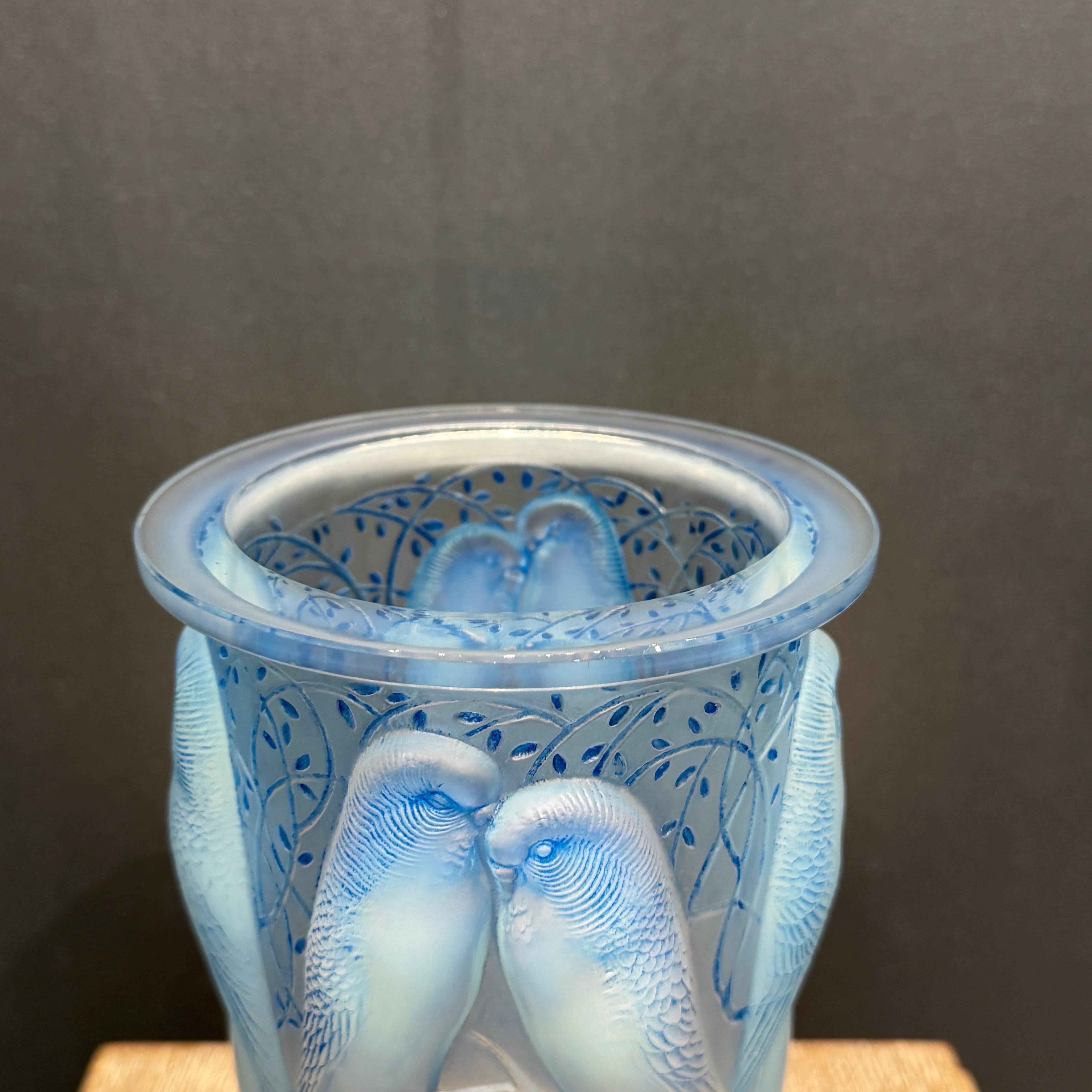 Français An Opalescent Ceylan Glass Vase by R.Lalique en vente