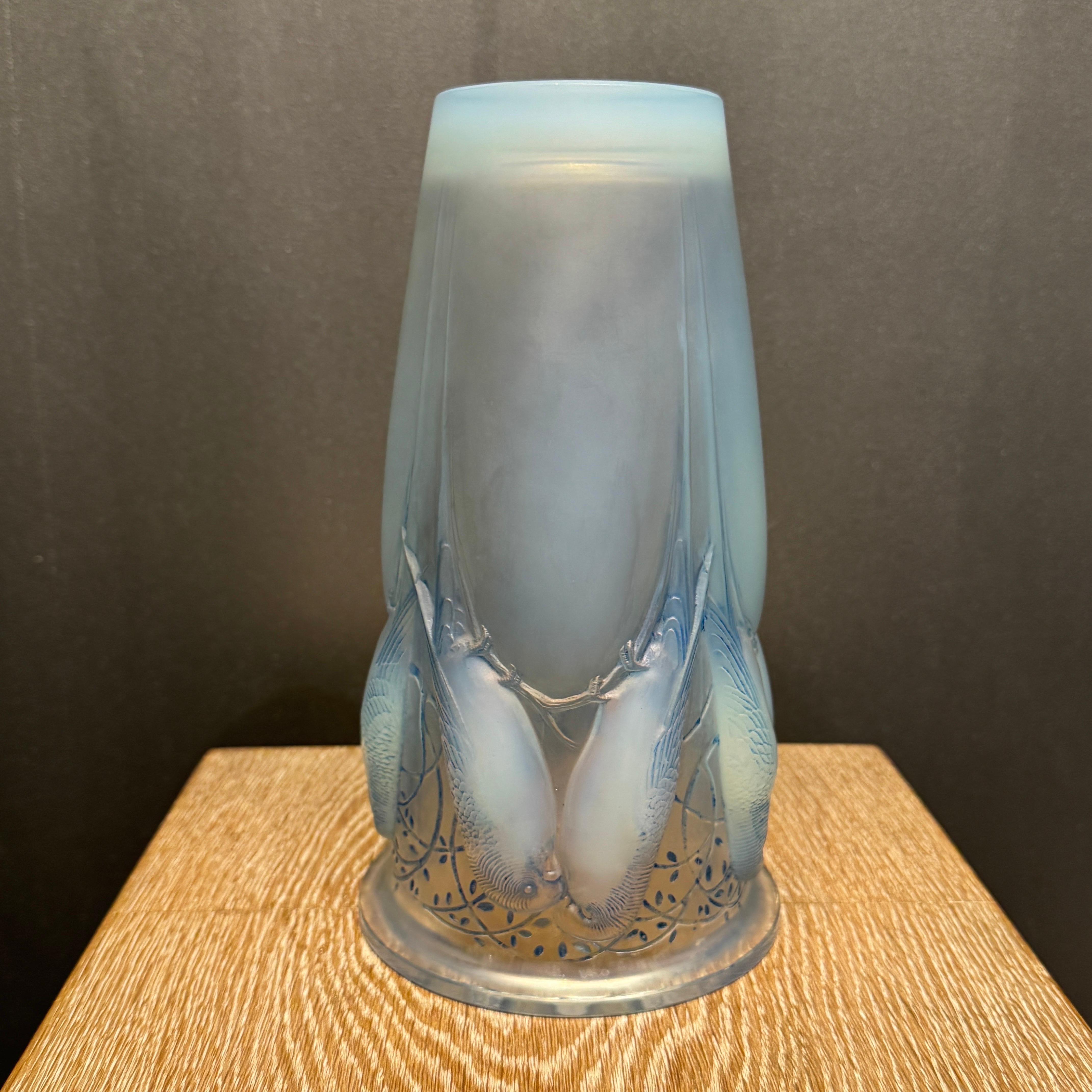 Moulé An Opalescent Ceylan Glass Vase by R.Lalique en vente