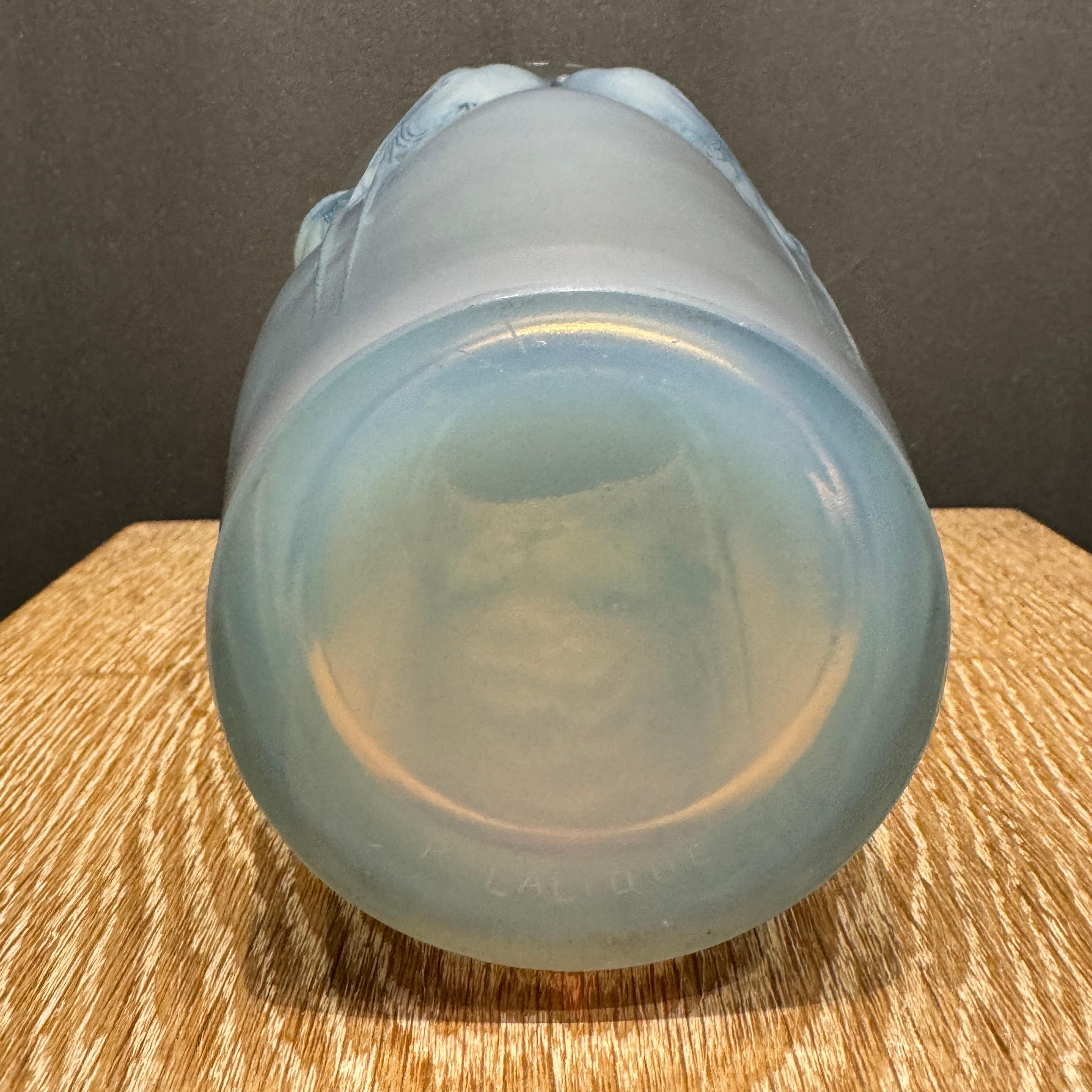 Début du 20ème siècle An Opalescent Ceylan Glass Vase by R.Lalique en vente