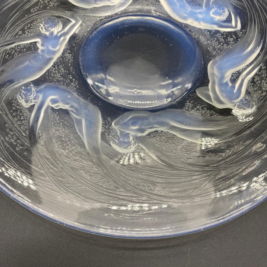 An Opalescent glass Ondines Dish by R.Lalique  In Excellent Condition For Sale In SAINT-OUEN-SUR-SEINE, FR
