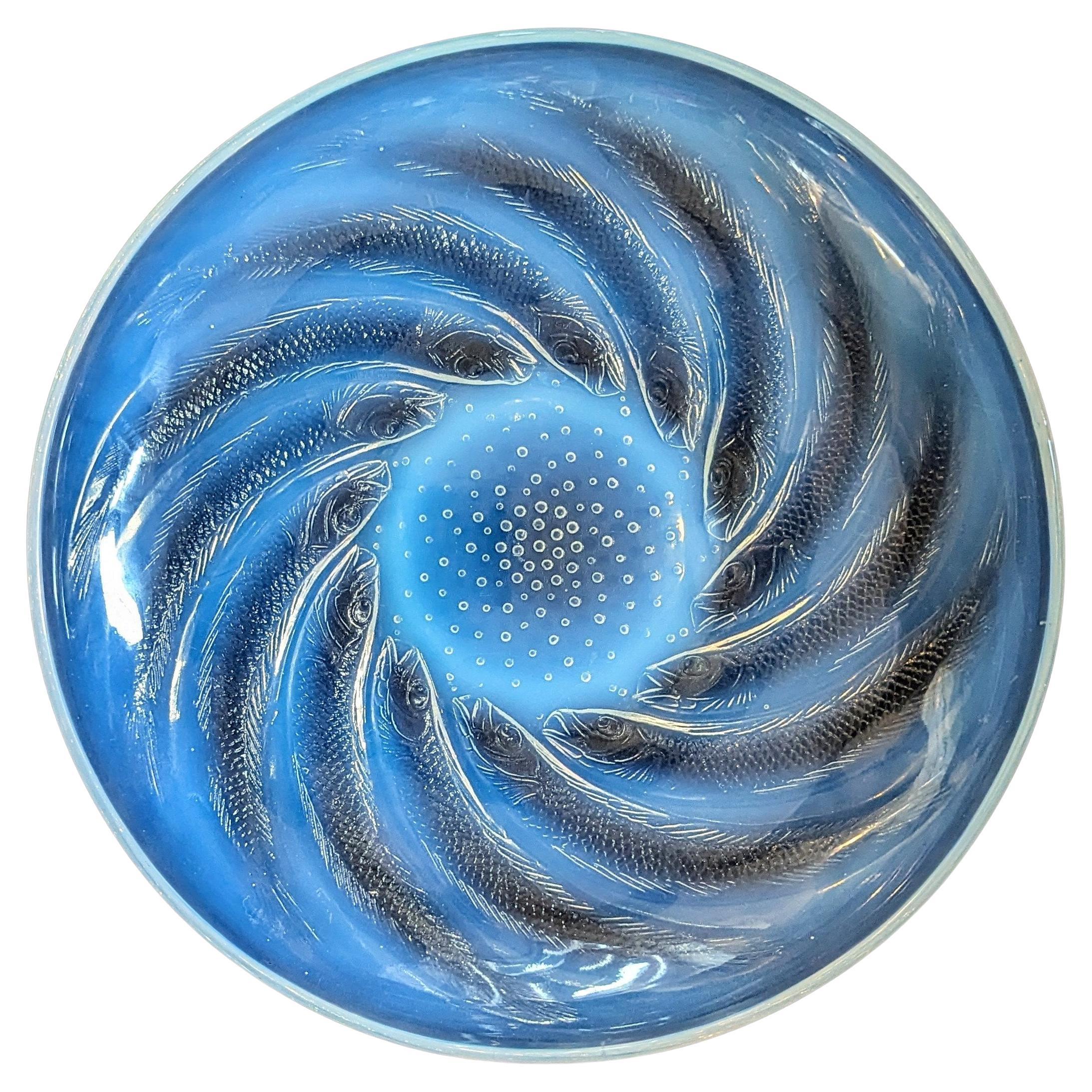 Plato de cristal opalescente "Poisson N°1" de René Lalique, fabricado en Francia hacia 1931. 1931