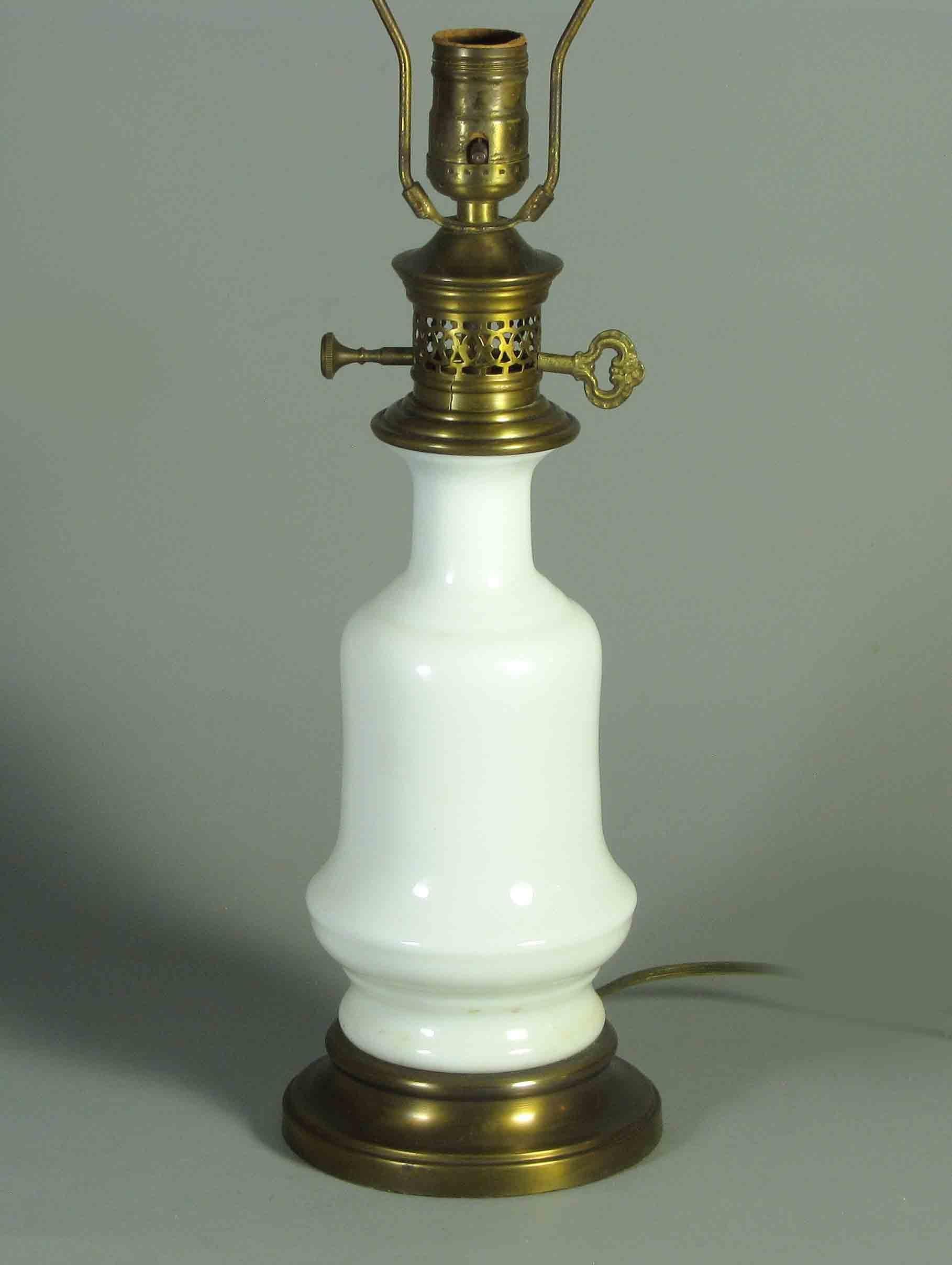 Américain Verre opalin et métal  Lampe de table à poser ou suspendre  XXe siècle  en vente