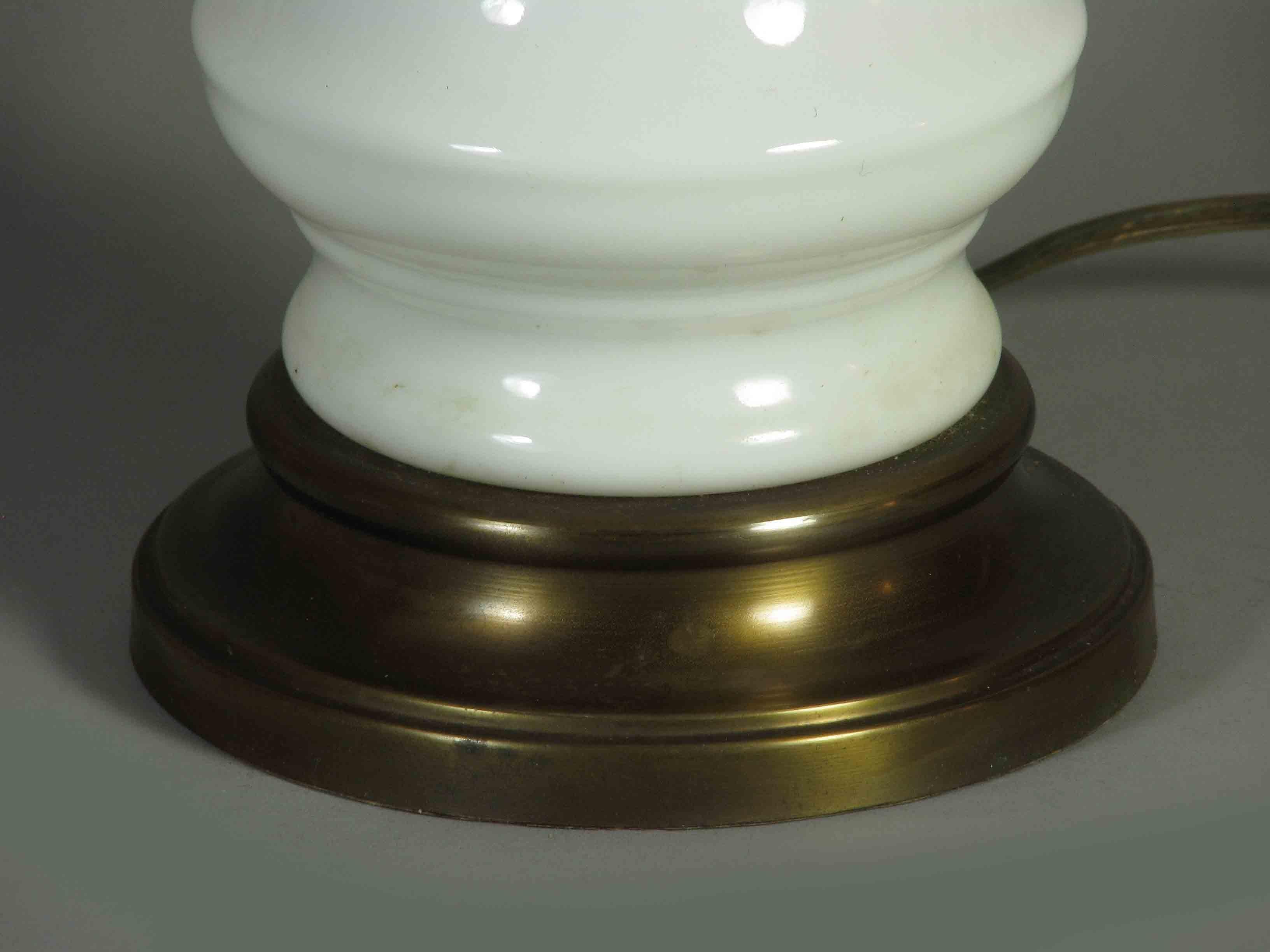 Glas- und Metallglas-Opalglas  Montierte Tischlampe,  20. Jahrhundert  (Handgefertigt) im Angebot
