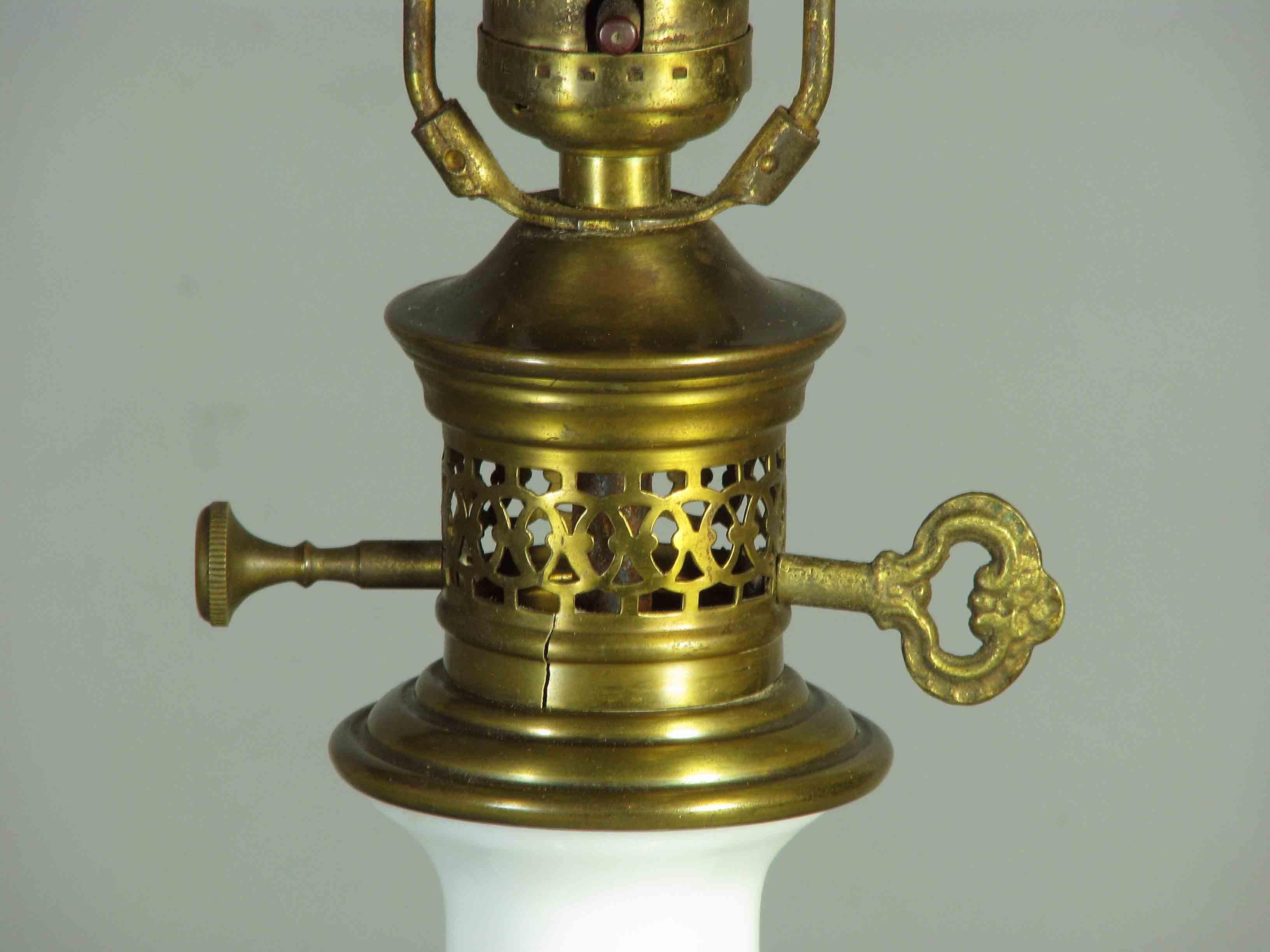 Glas- und Metallglas-Opalglas  Montierte Tischlampe,  20. Jahrhundert  im Zustand „Gut“ im Angebot in Ottawa, Ontario