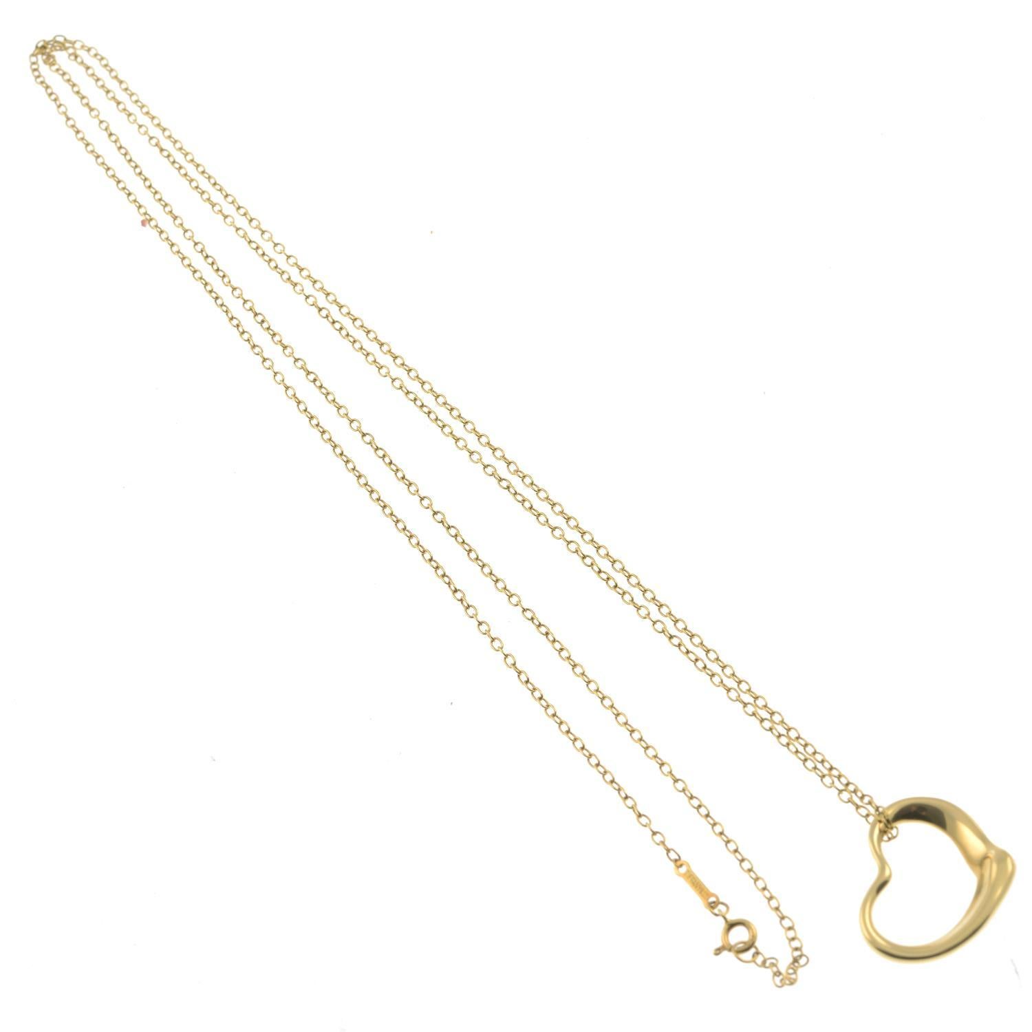 Signed Tiffany & Co, Peretti. Pendant stamped 18K. Clasp stamped 750. Length of pendant 2.3cms, Length of chain 77cms. 7.9gms