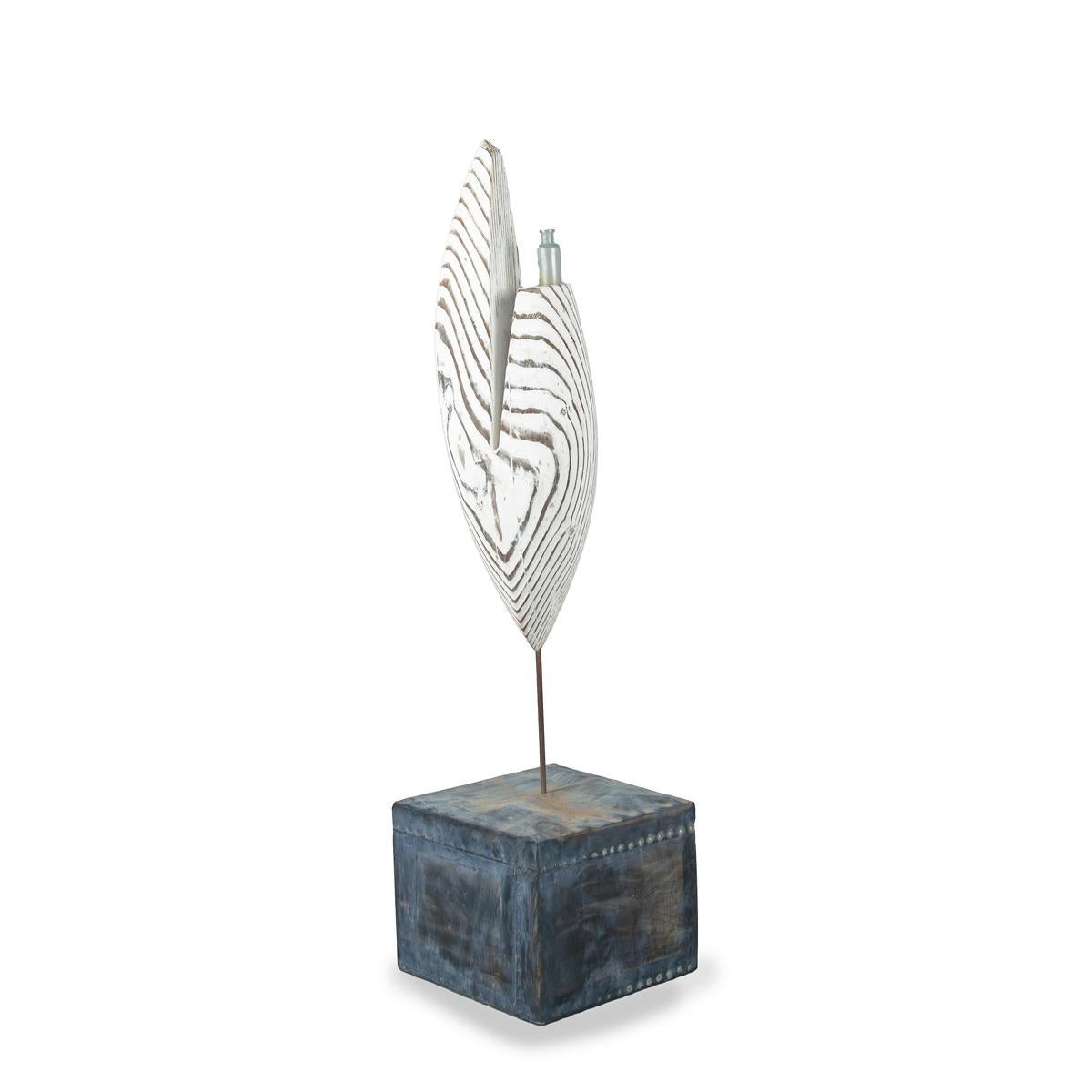 Inglese Una scultura ovale traforata di Martin Scorey che porta fiori alla deriva in vendita
