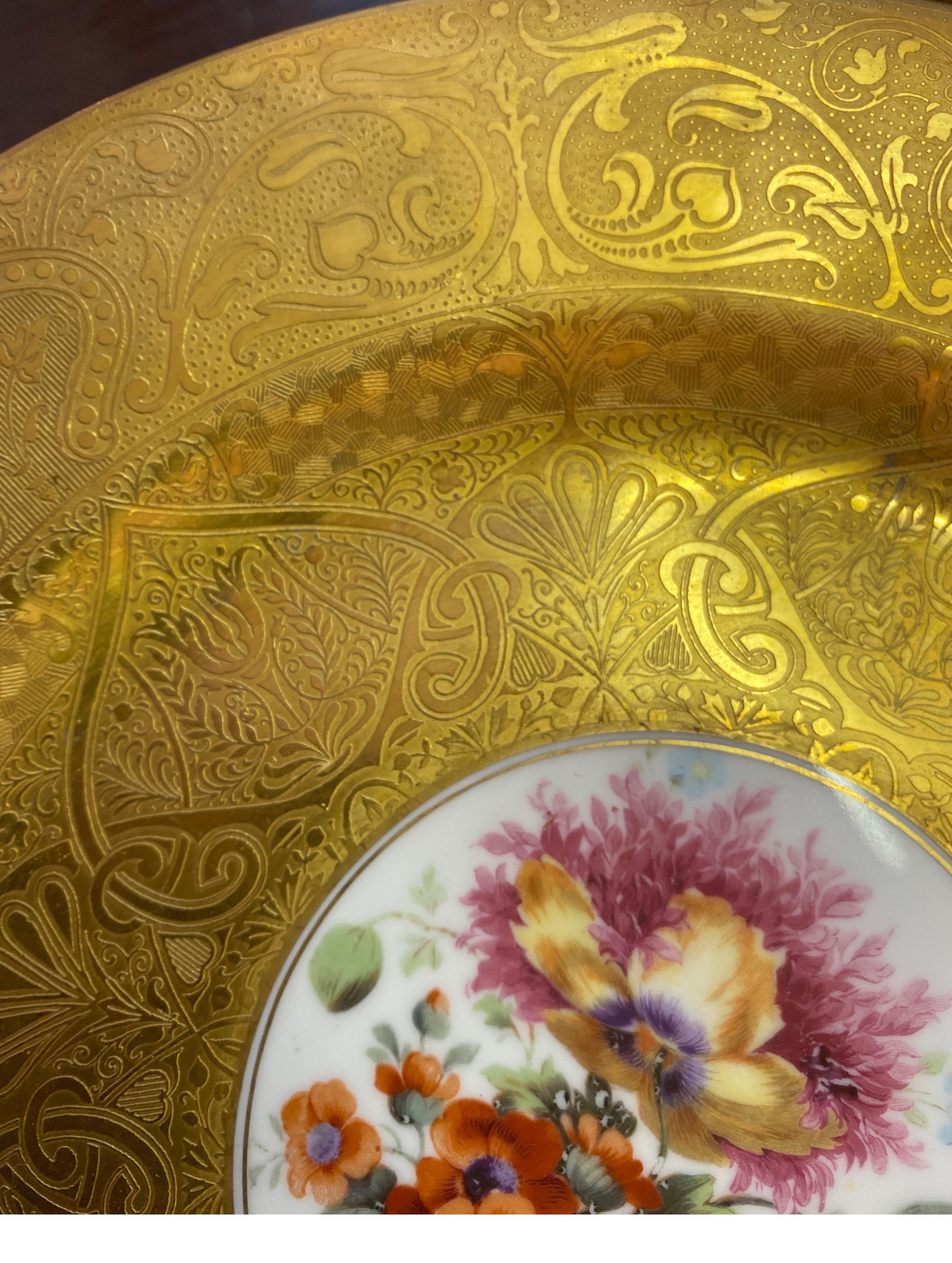 Doré Un opulent ensemble de 12 assiettes de service à fleurs incrustées d'or en vente