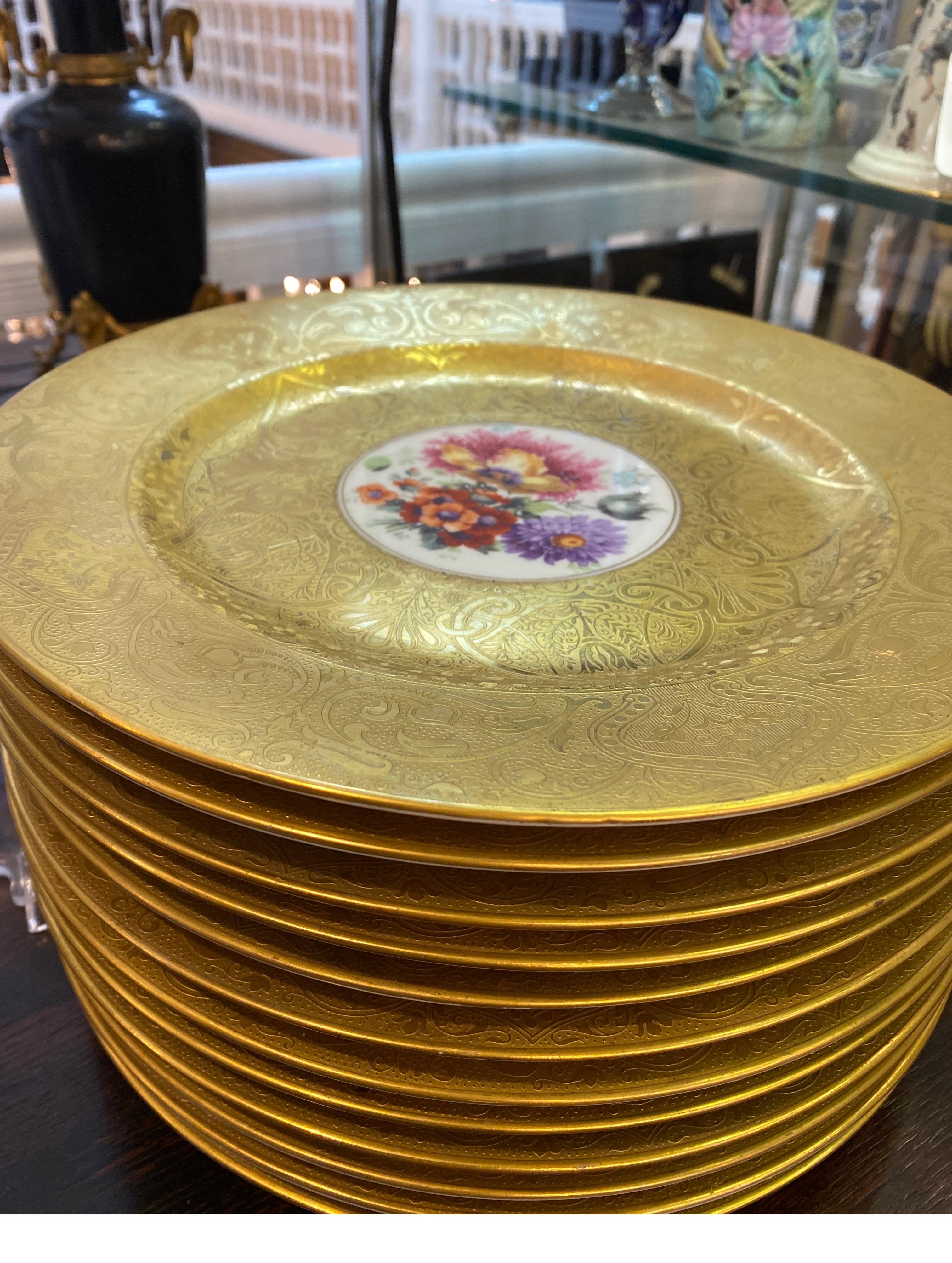Début du 20ème siècle Un opulent ensemble de 12 assiettes de service à fleurs incrustées d'or en vente