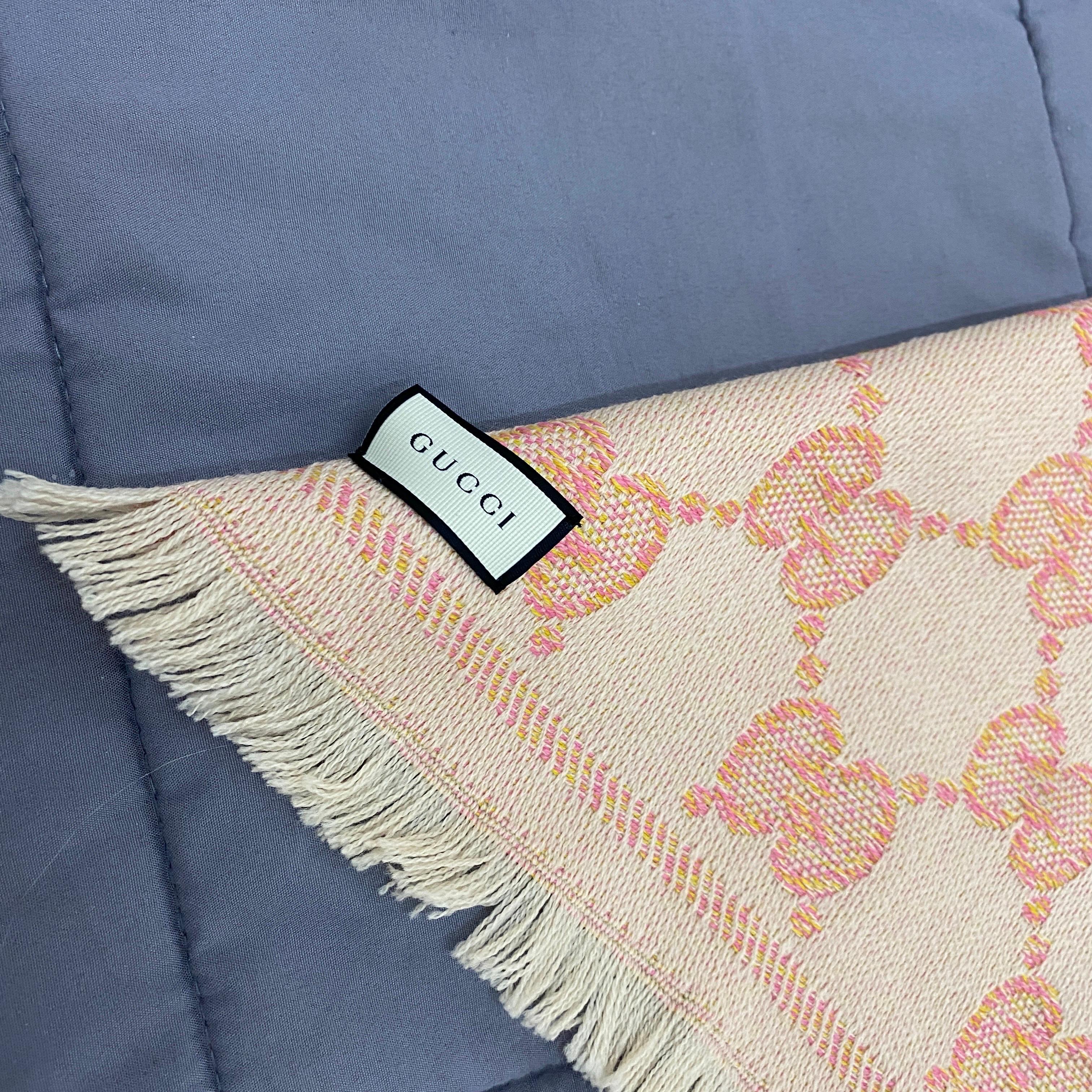 An Orange and Pink Wool Gucci Continuous Logo Scarf In Excellent Condition For Sale In Aci Castello, IT