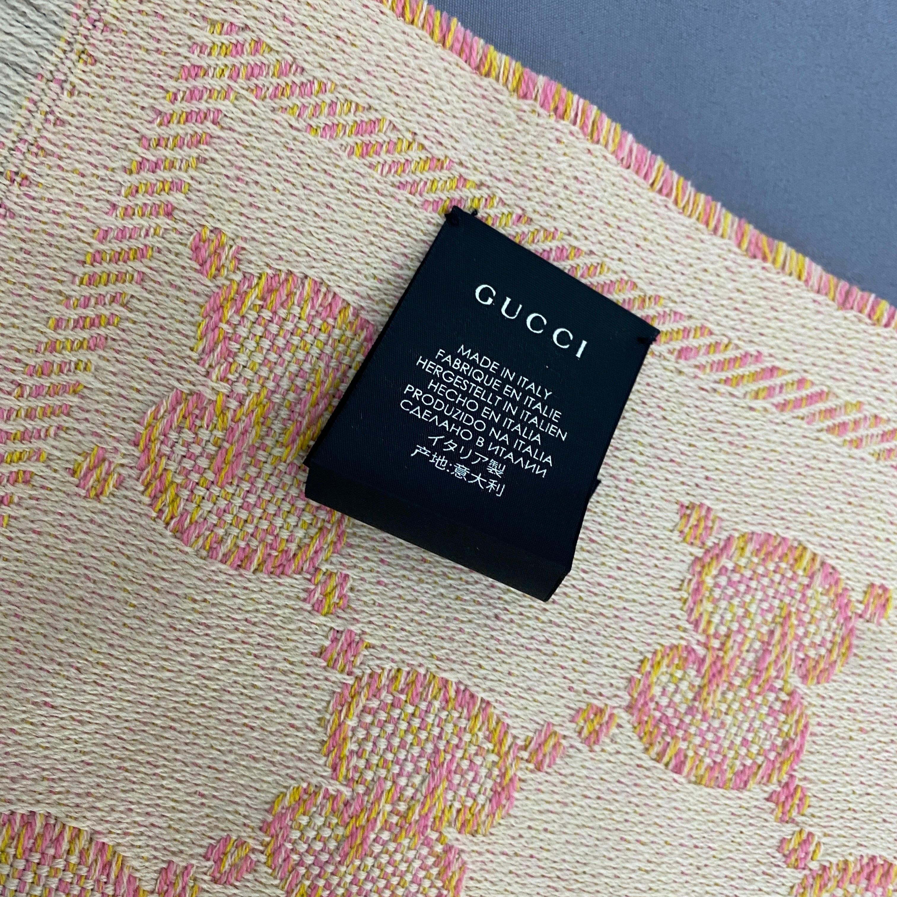 Gucci - Écharpe en laine orange et rose avec logo continu en vente 3
