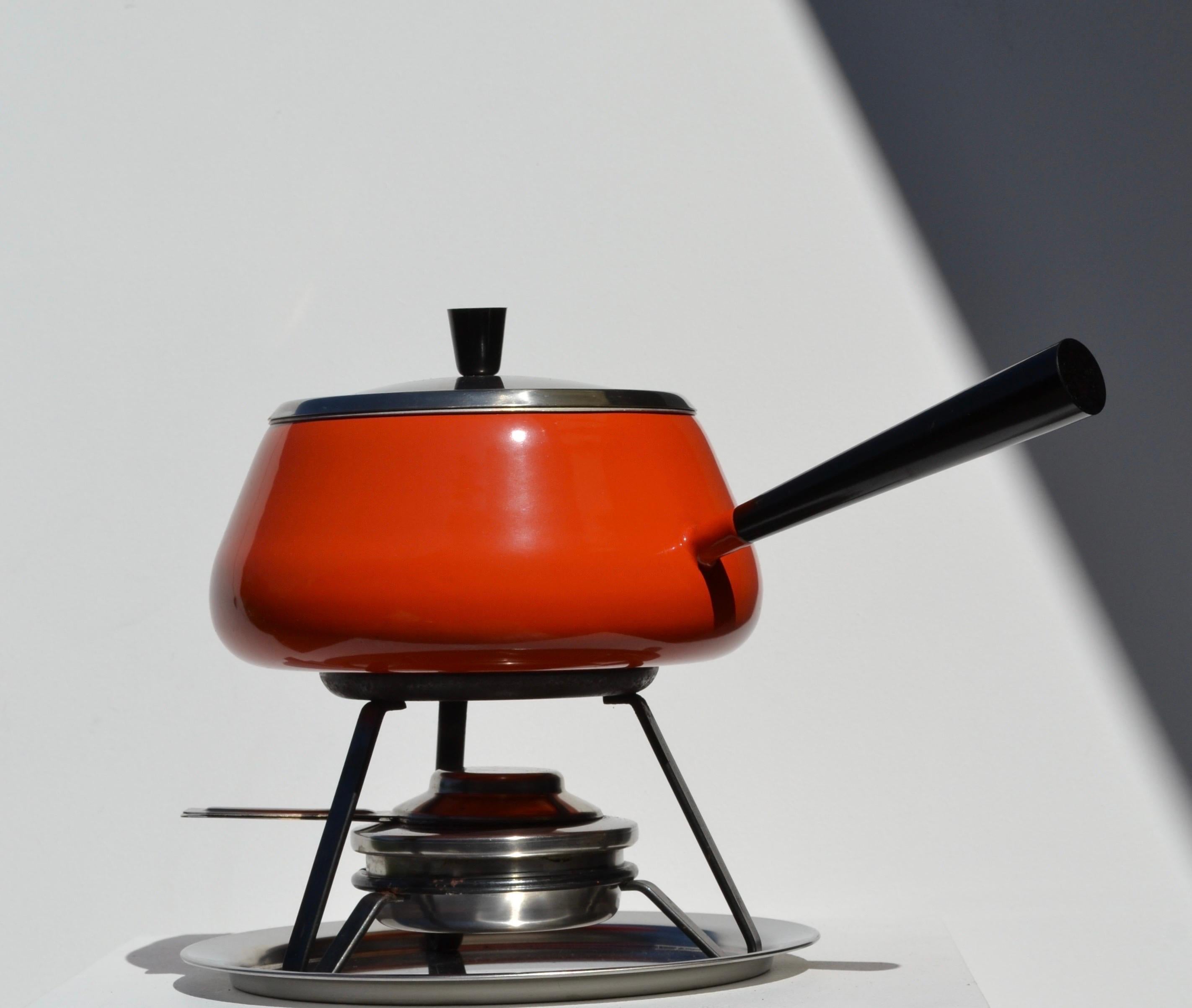 Ein orangefarbenes Fondue-Set - Schweiz - 1960er Jahre (Moderne der Mitte des Jahrhunderts) im Angebot