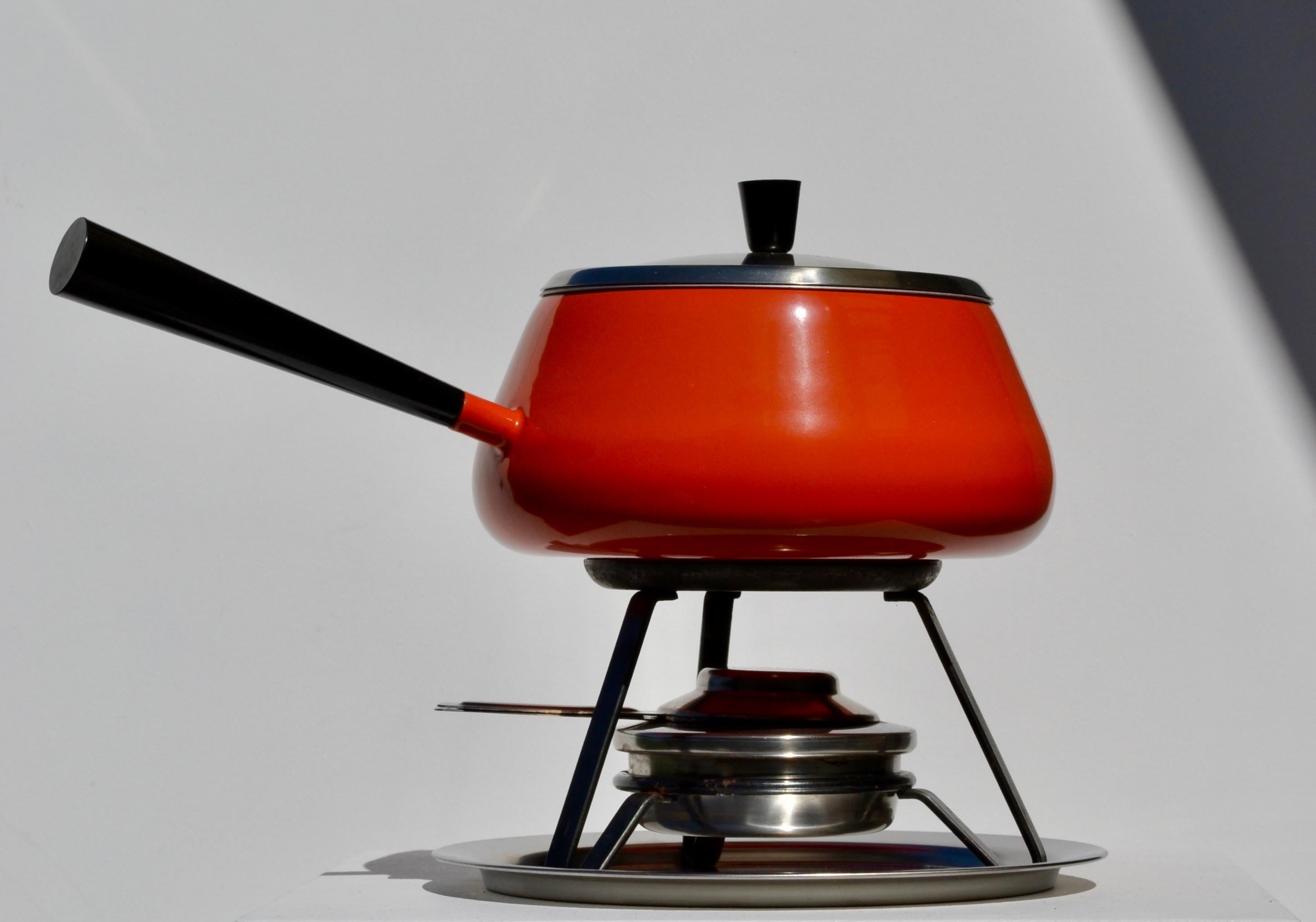Ein orangefarbenes Fondue-Set - Schweiz - 1960er Jahre (Schweizerisch) im Angebot
