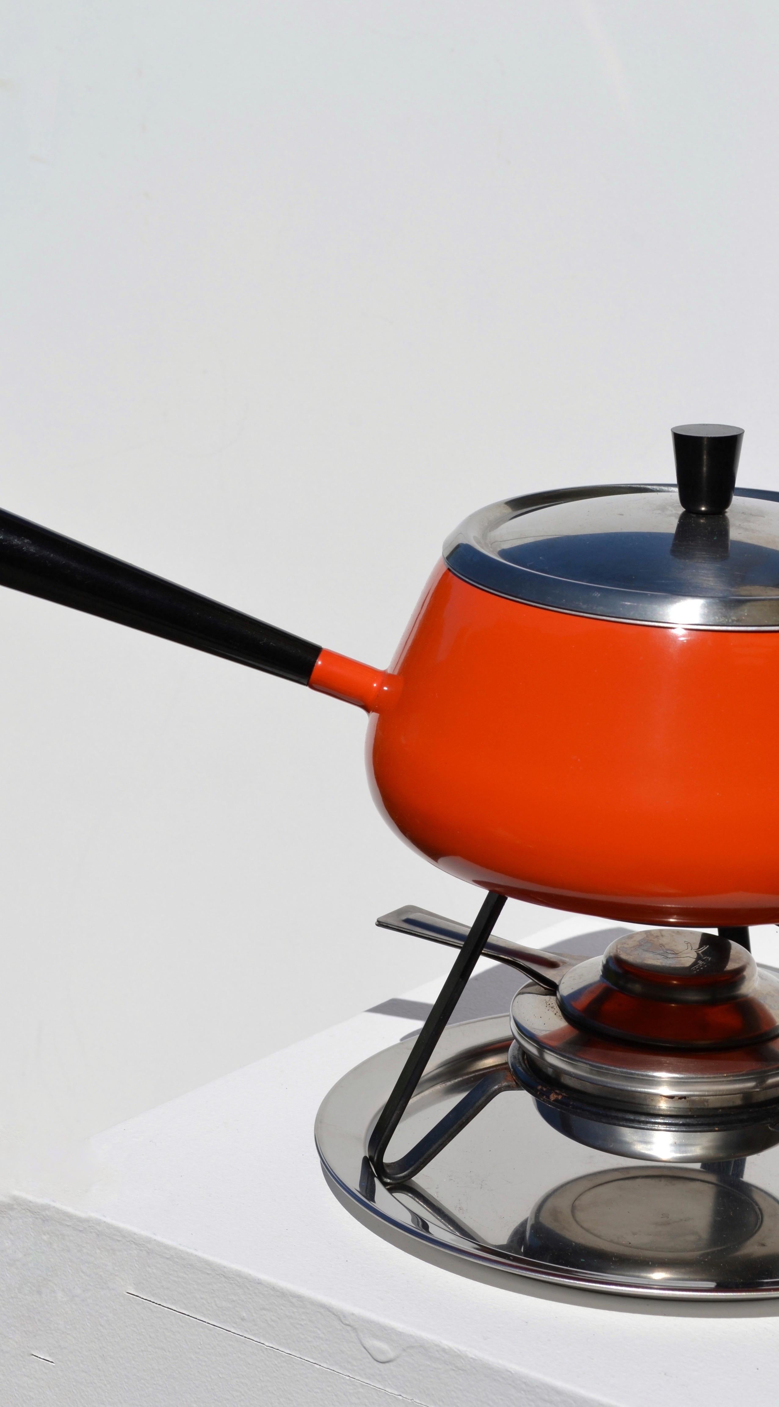 Ein orangefarbenes Fondue-Set - Schweiz - 1960er Jahre im Zustand „Gut“ im Angebot in SOTTEVILLE-LÈS-ROUEN, FR