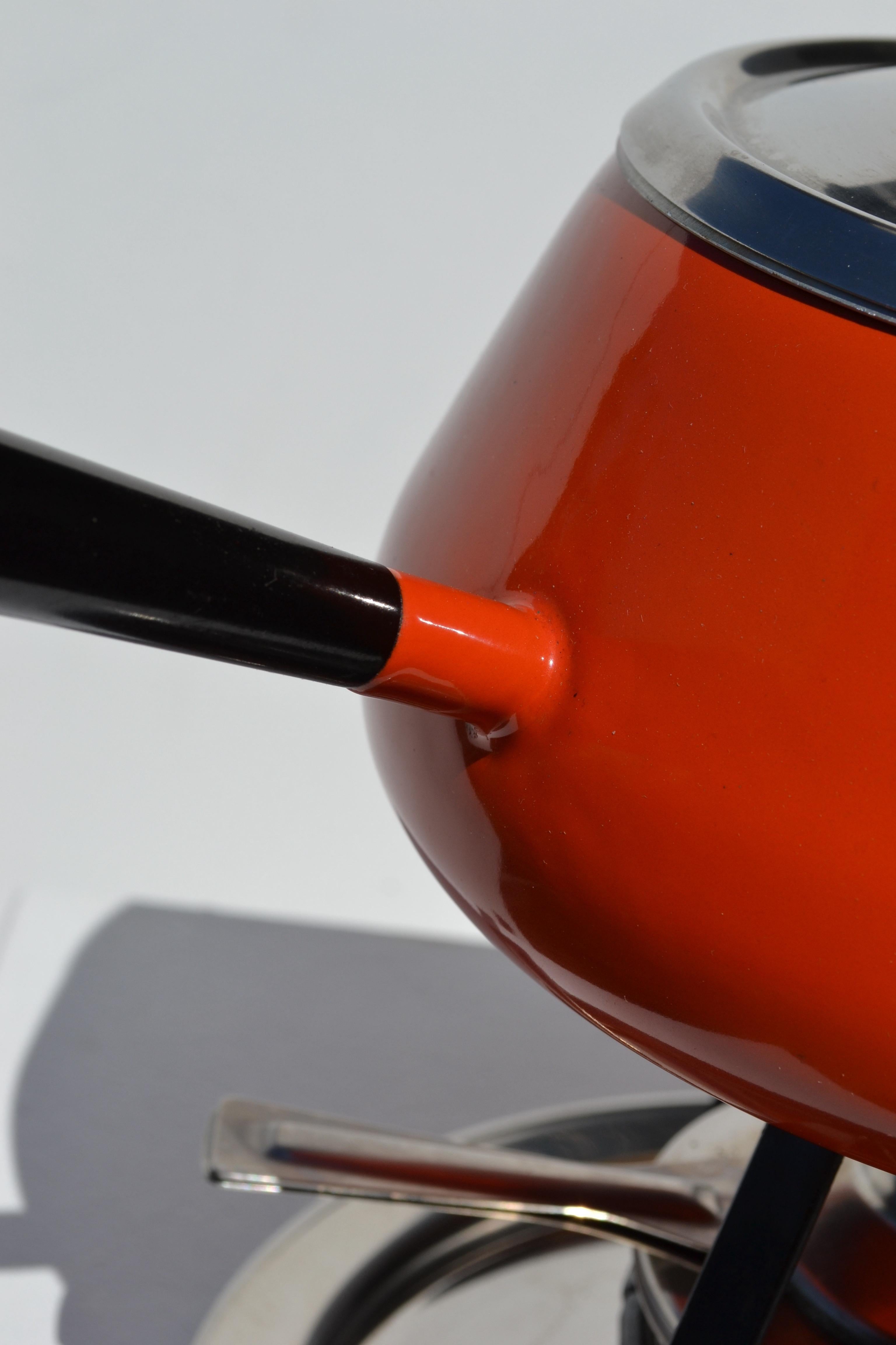Ein orangefarbenes Fondue-Set - Schweiz - 1960er Jahre (Stahl) im Angebot