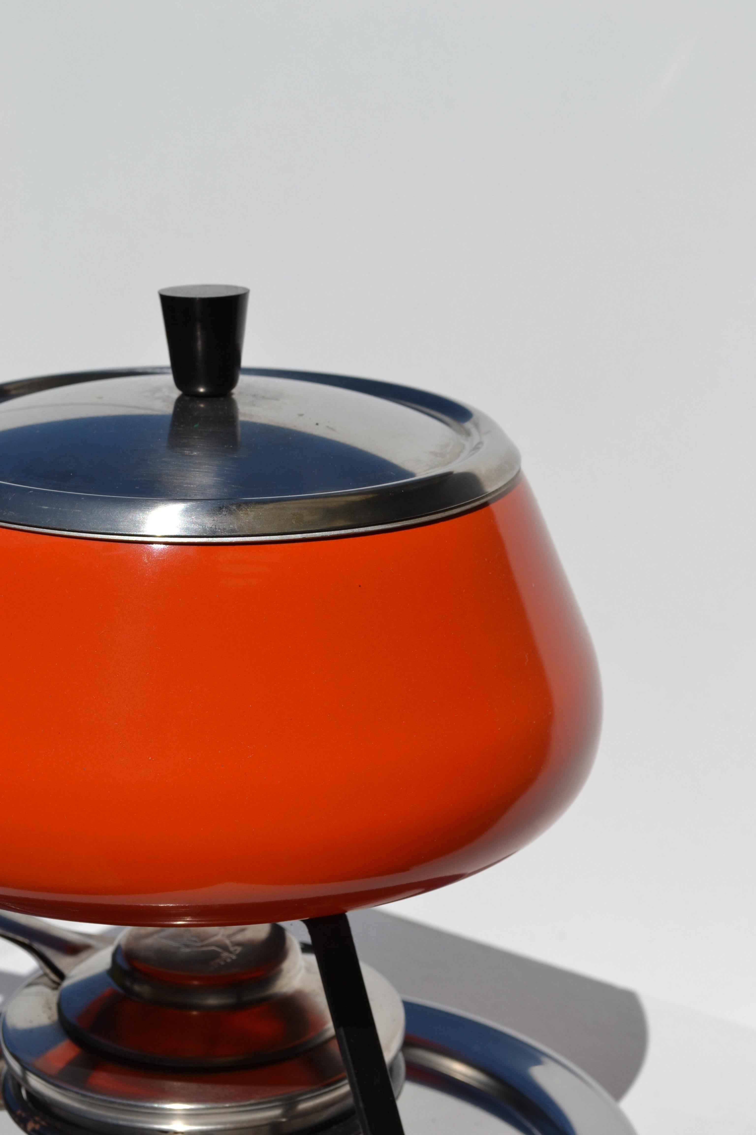 Ein orangefarbenes Fondue-Set - Schweiz - 1960er Jahre im Angebot 2
