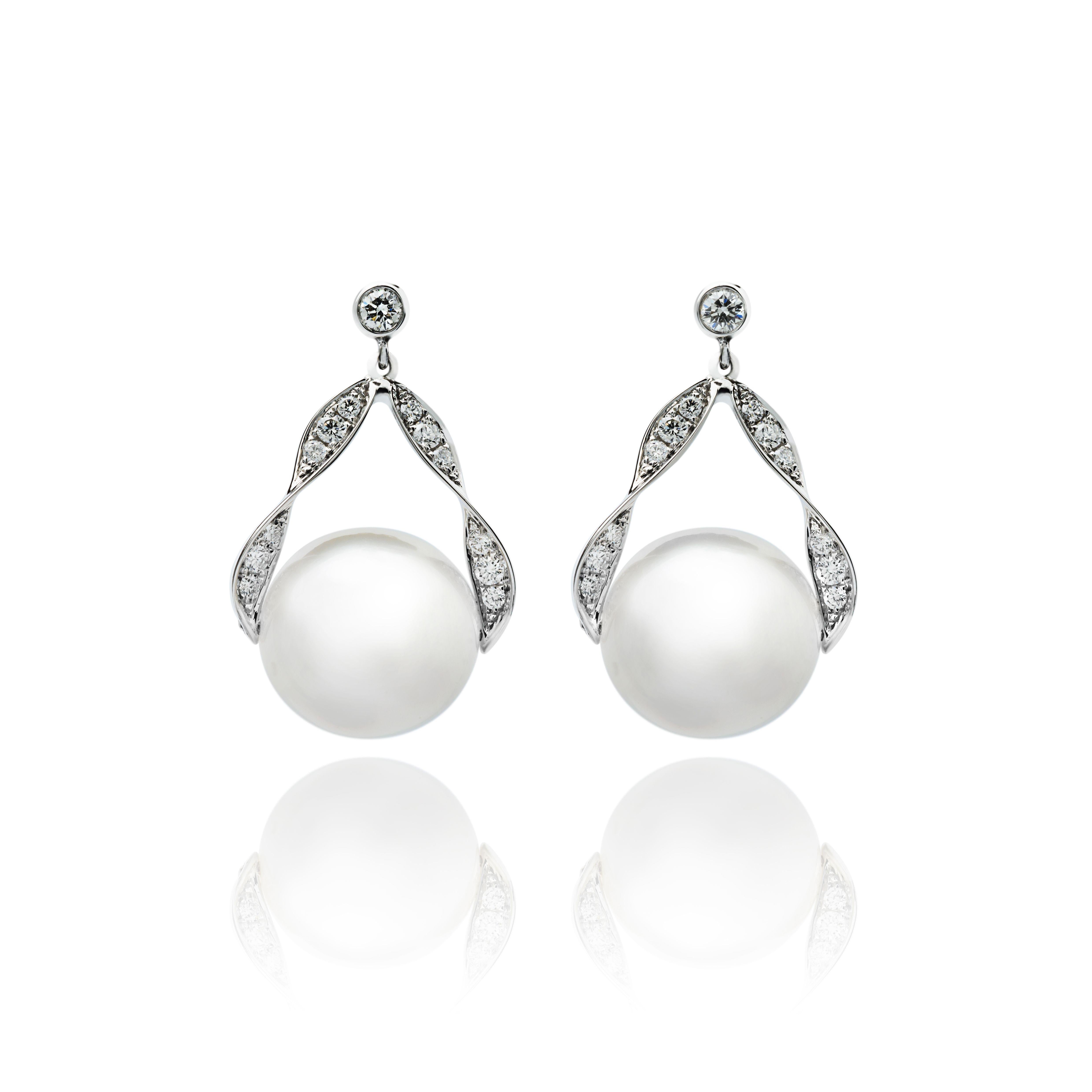 An Order of Bling Diamond and South Sea Pearl Earrings In New Condition For Sale In Singapore, SG
