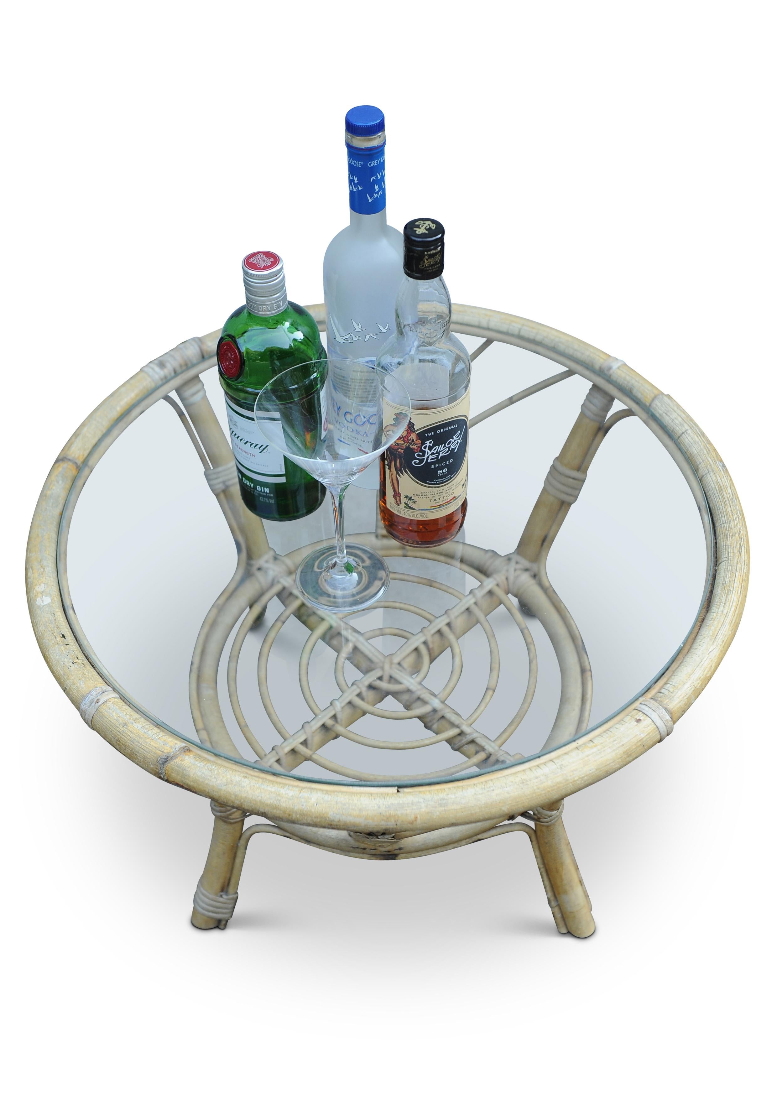 Runder, niedriger Tisch aus organischem Bambus und Glas aus Rattan  (Rustikal) im Angebot