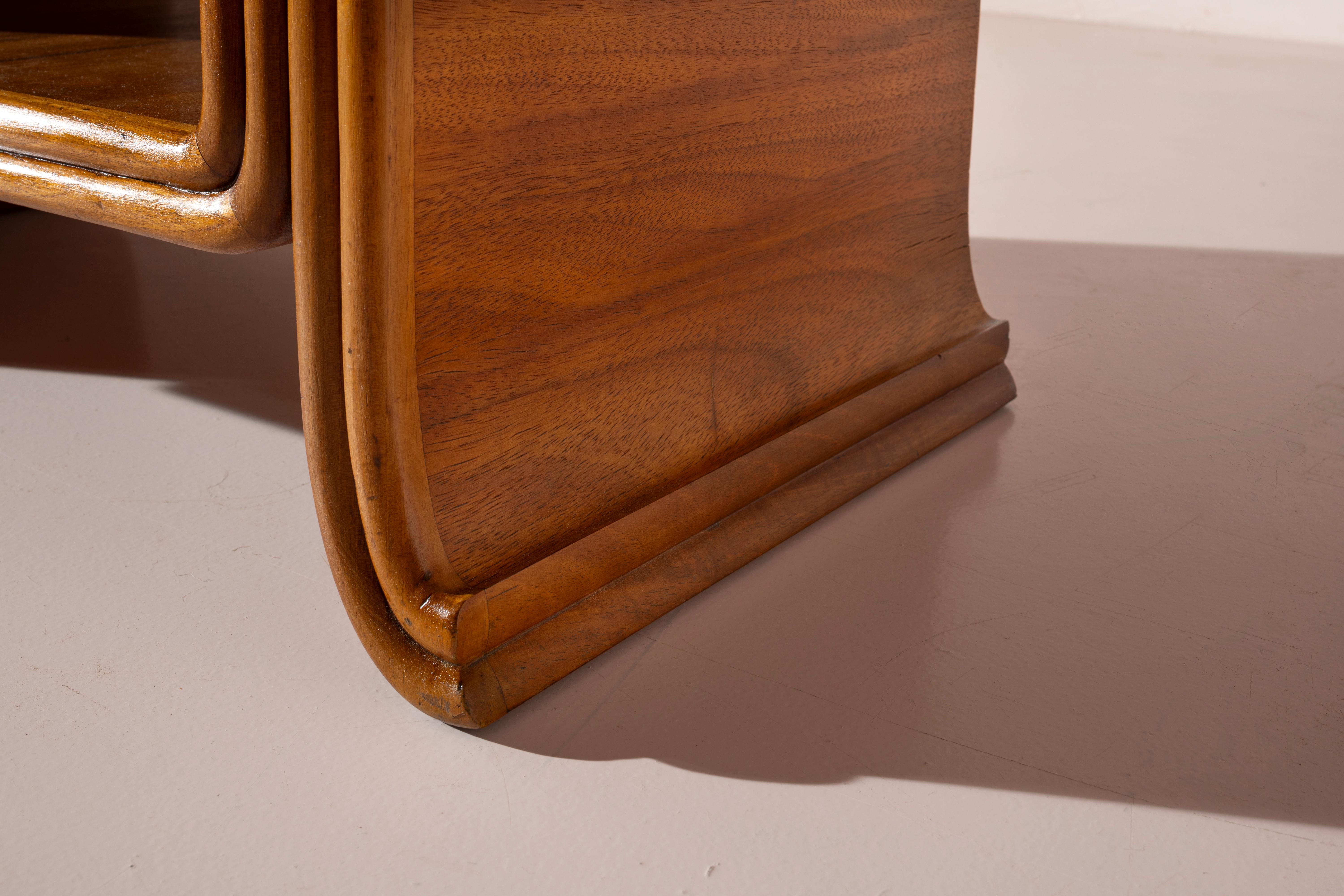 An organic pair of bedside tables made of teak, Italy, 1930s In Good Condition For Sale In Chiavari, Liguria