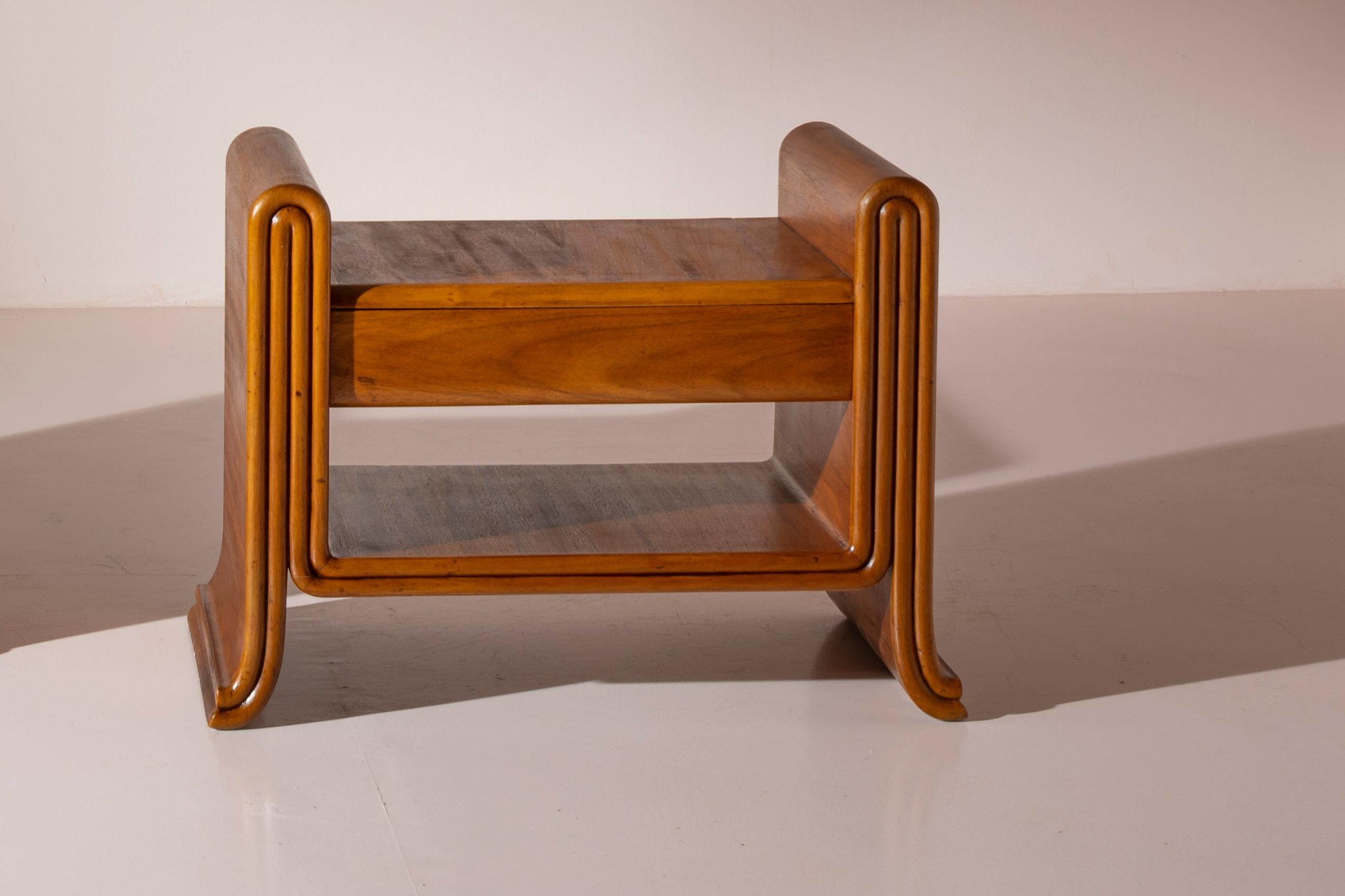 An organic pair of bedside tables made of teak, Italy, 1930s For Sale 1