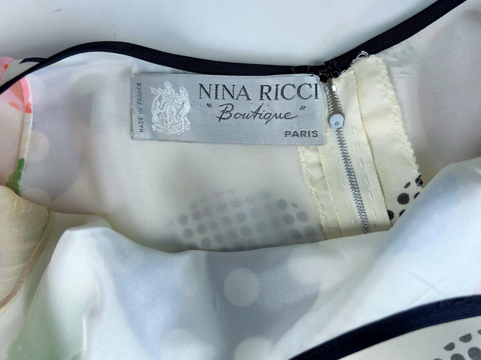 Printemps-été 1973
France
Robe longue psychédélique en organza imprimé de Nina Ricci, dirigée par Gérard Pipart, de la collection 1973. Robe à bustier cintré, manches longues bouffantes et encolure bateau bordée d'un biais de soie noire, repris aux