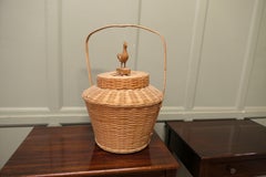 Ein orientalischer Bambus-Hühnerkorb oder Einkaufskorb