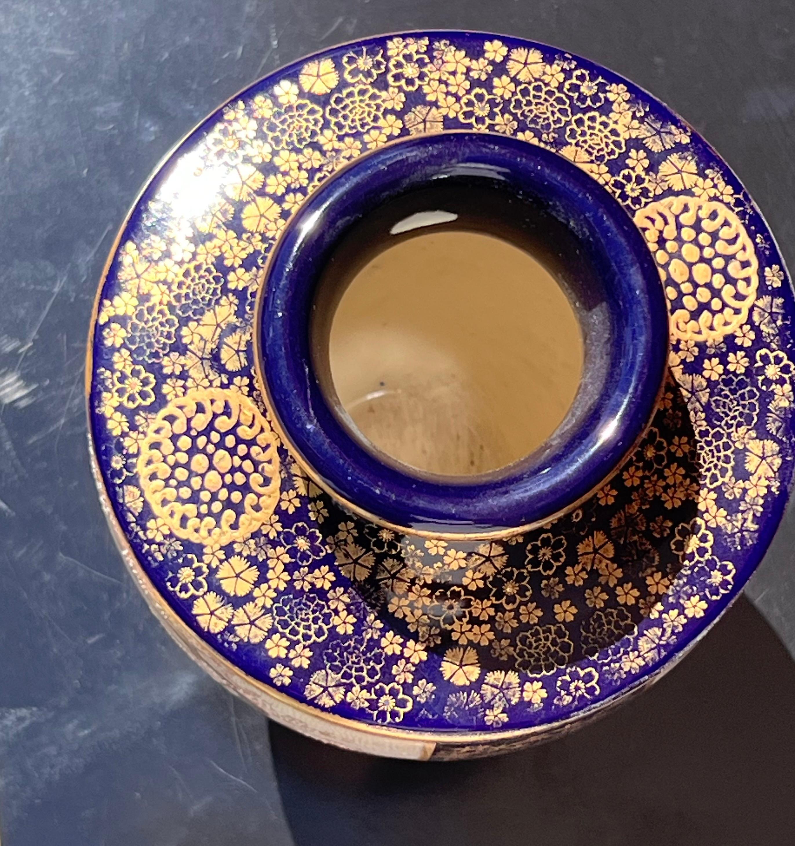 Glazed An oriental hand-painted porcelain glazed vase with gilt detail, 20th century For Sale