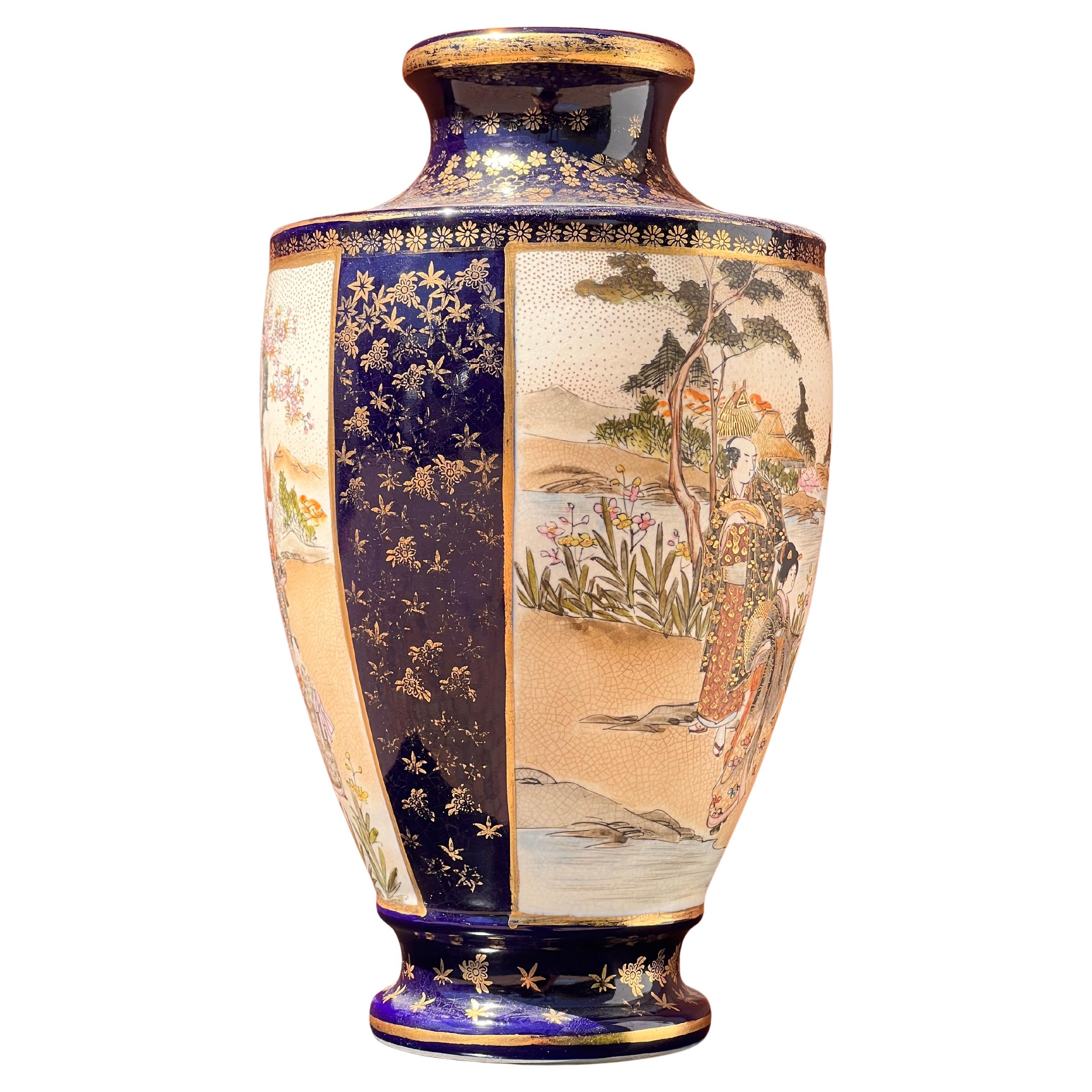Eine orientalische, handbemalte, glasierte Porzellanvase mit vergoldeten Details, 20. Jahrhundert