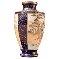 Eine orientalische, handbemalte, glasierte Porzellanvase mit vergoldeten Details, 20. Jahrhundert