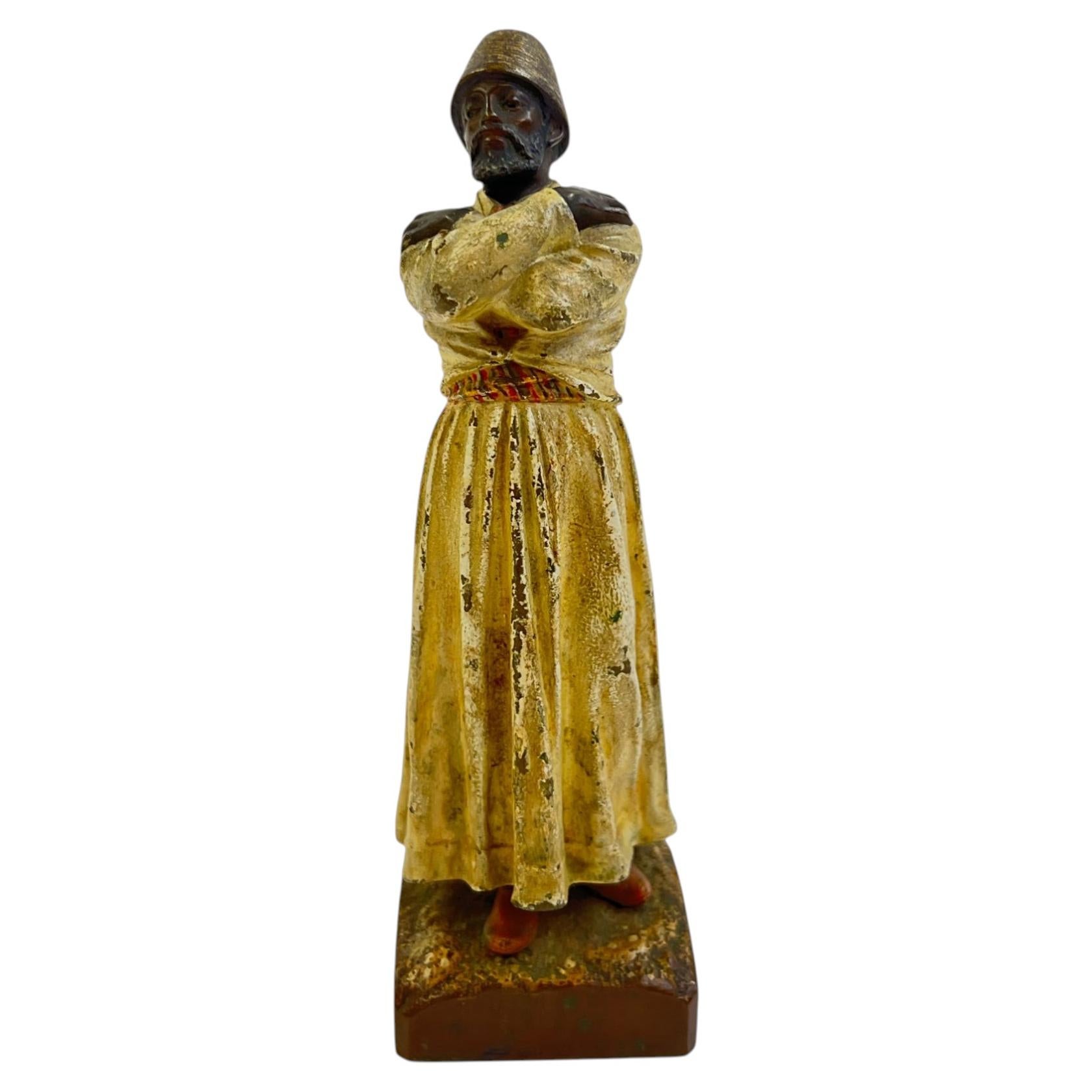 Una figura de bronce pintada en frío del derviche giróvago, obra del orientalista Franz Bergman