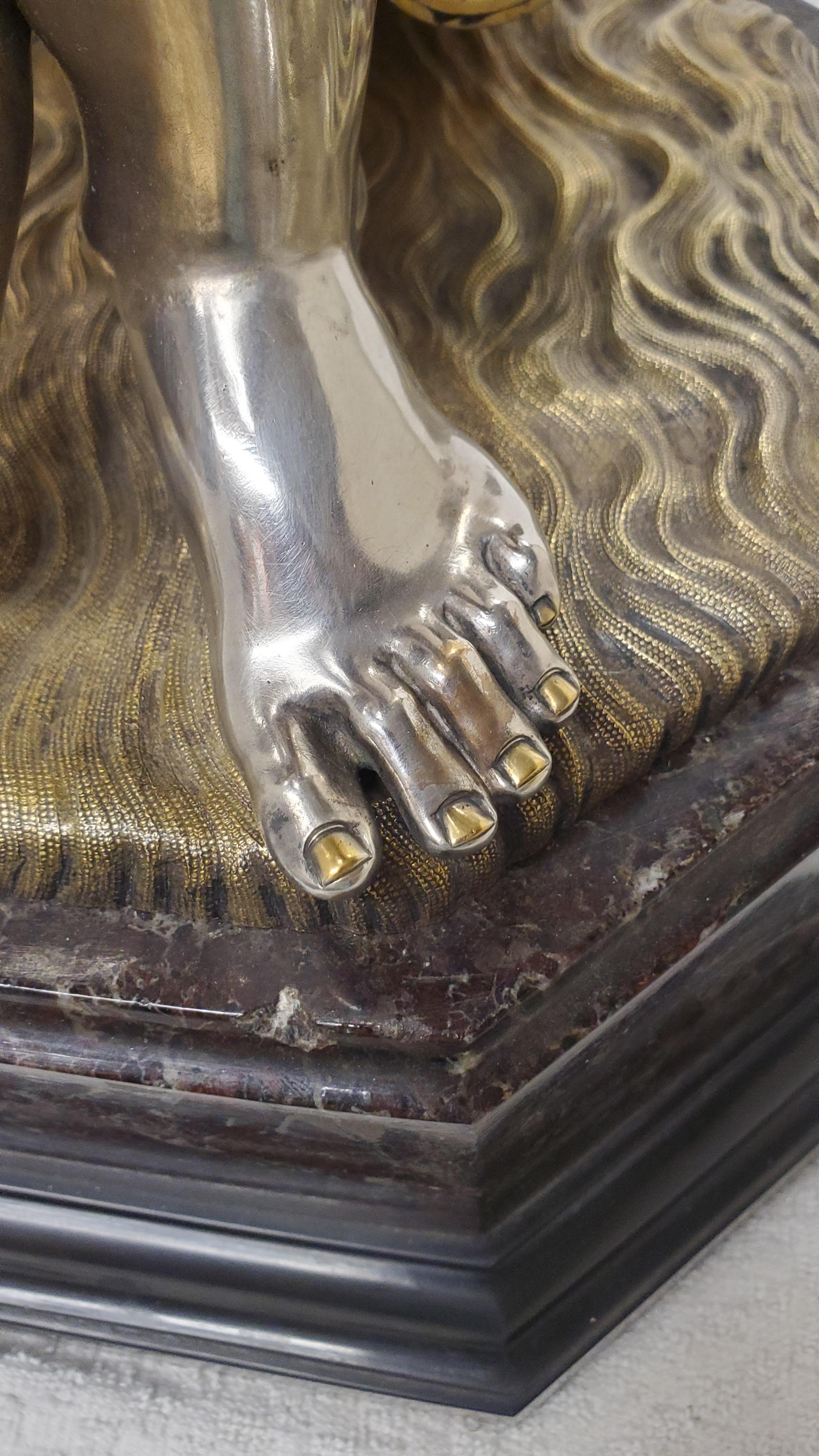 Una statua di Venere in bronzo argentato e dorato originale del 1850 in stile neoclassico. in vendita 4