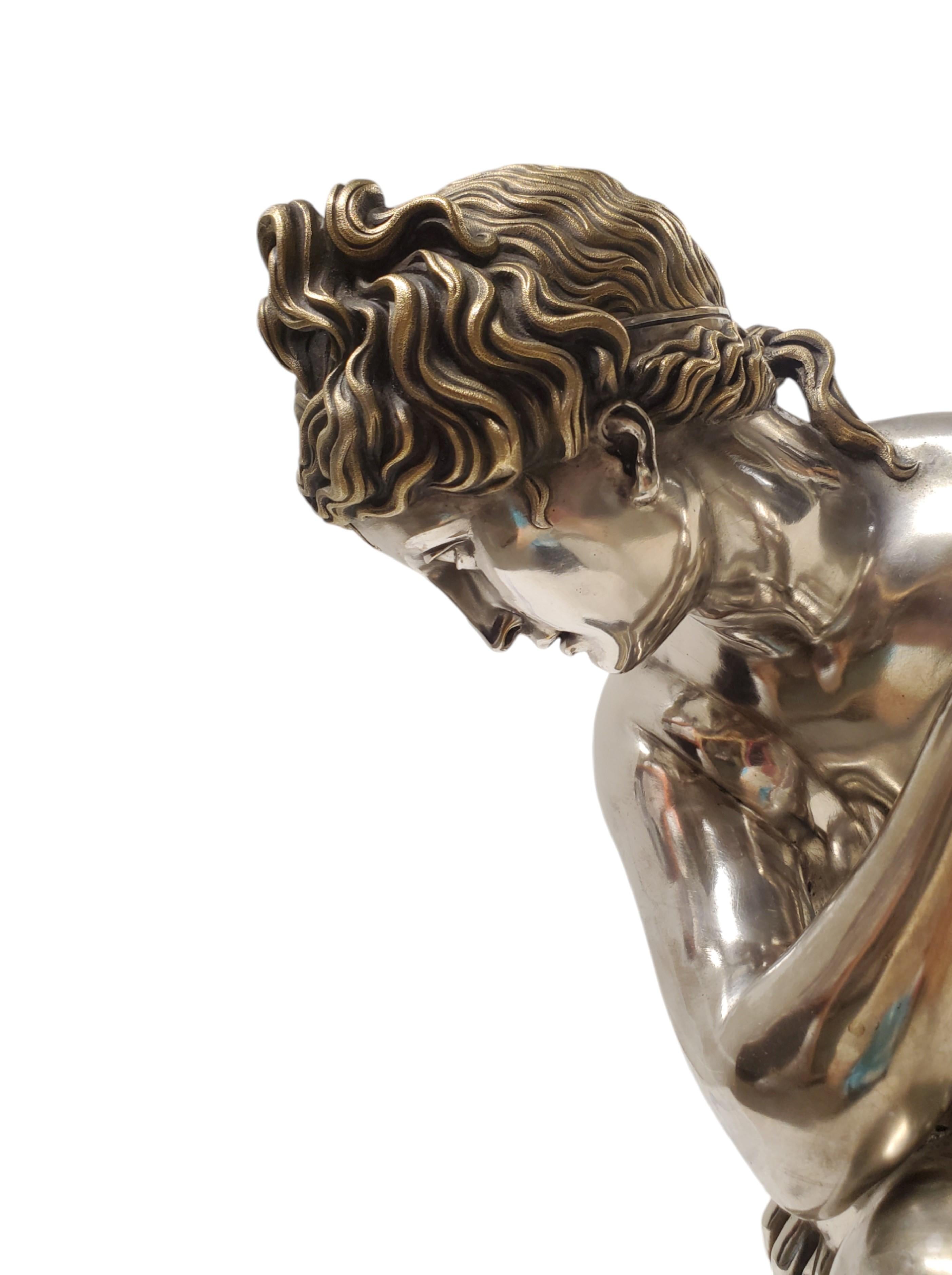 Neoclassico Una statua di Venere in bronzo argentato e dorato originale del 1850 in stile neoclassico. in vendita