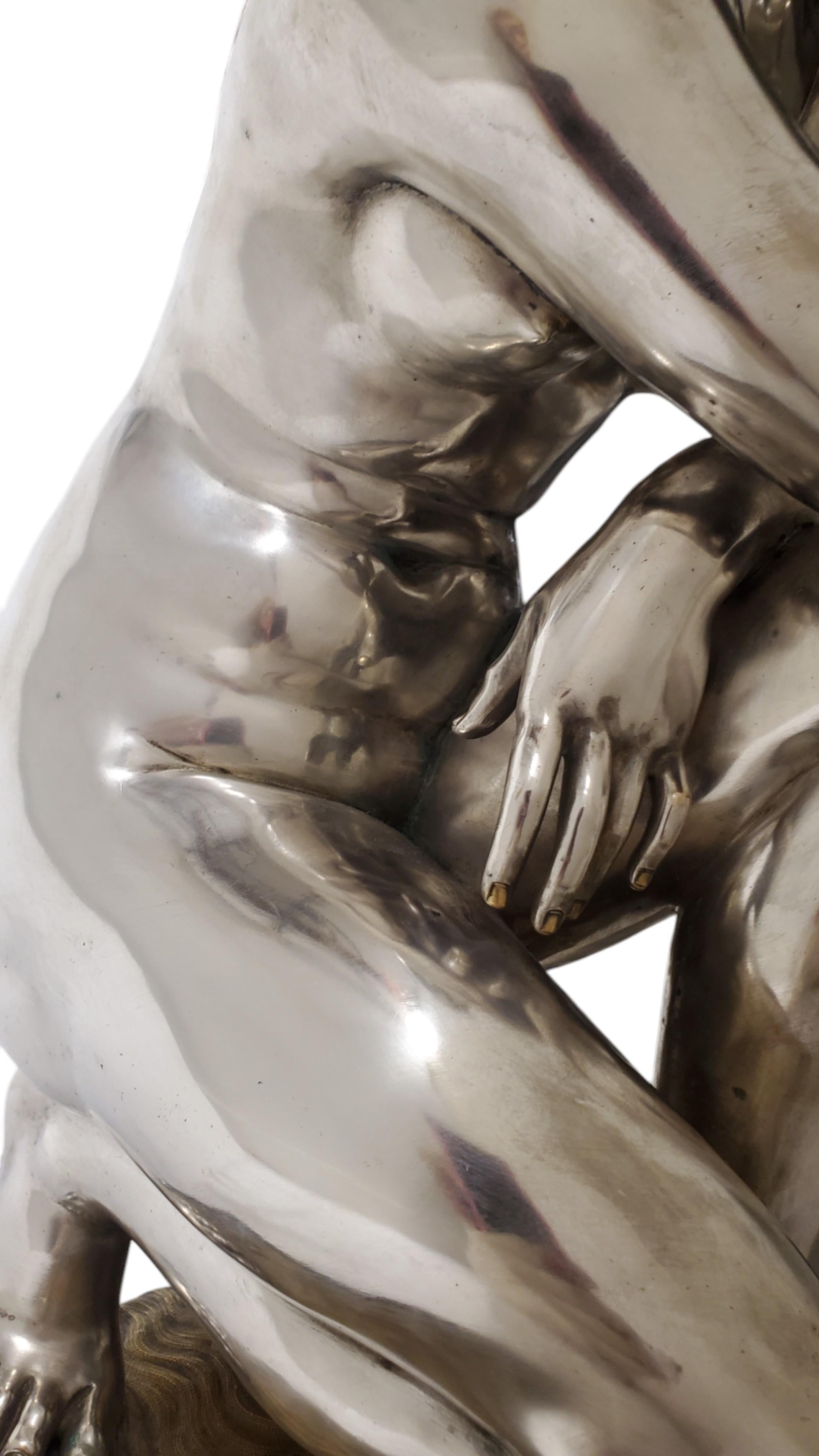 Francese Una statua di Venere in bronzo argentato e dorato originale del 1850 in stile neoclassico. in vendita