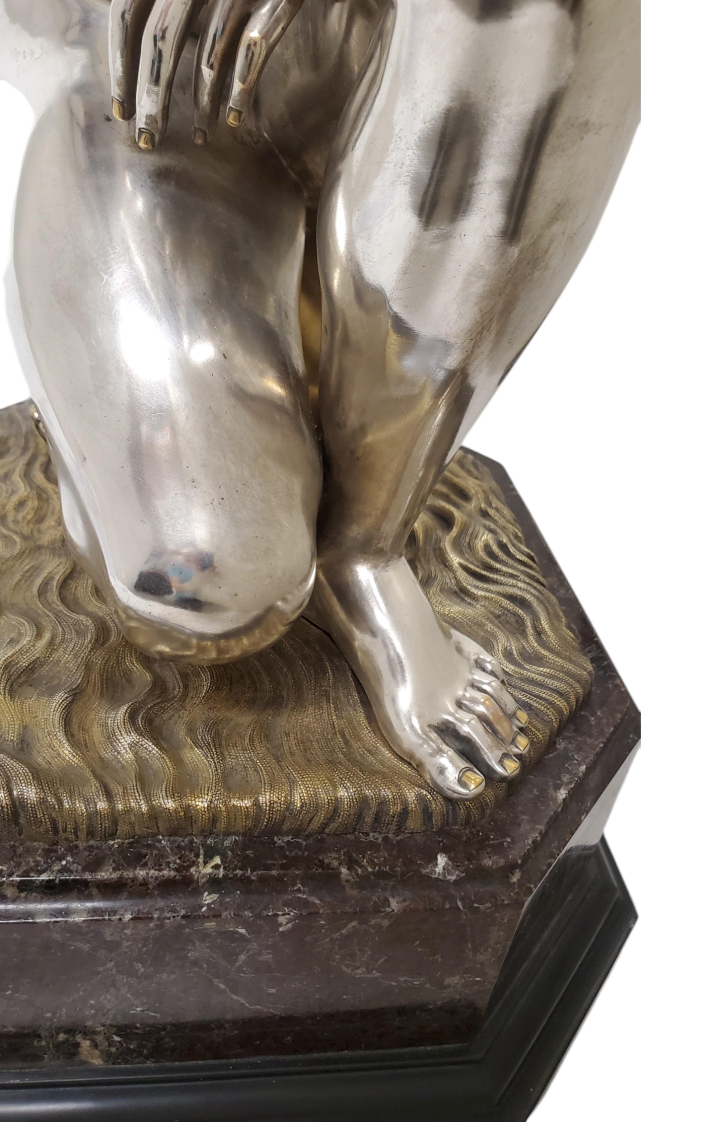 Una statua di Venere in bronzo argentato e dorato originale del 1850 in stile neoclassico. in vendita 1