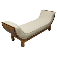 Ein Original Art Deco Daybed aus den 1930er Jahren, neu gepolstert mit cremefarbenem Leder