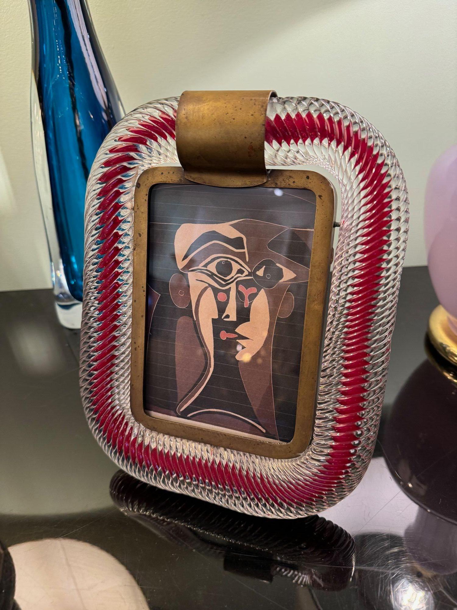 Ein wunderschöner originaler Murano-Glasbilderrahmen aus den 1940er Jahren, der Venini zugeschrieben wird, mit einem Außenrahmen aus klarem Glas und rotem Glas mit Seildrehung, einem Innenrahmen aus Messing und einem Ständer.