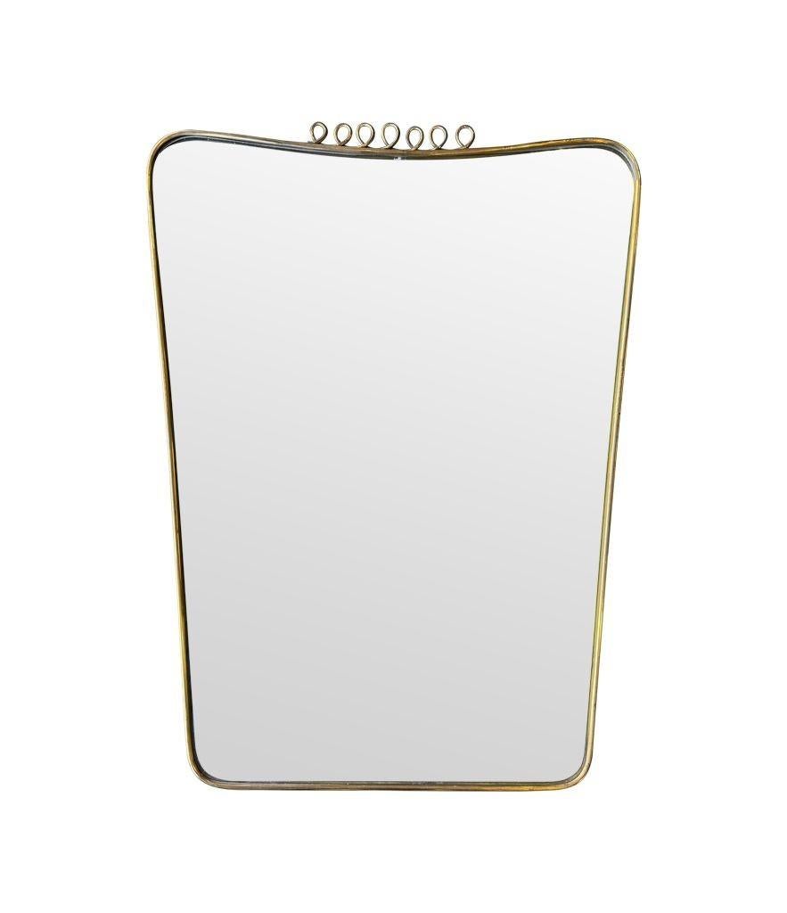 Milieu du XXe siècle Miroir italien original des années 1950 à cadre en laiton attribué à Gio Ponti en vente