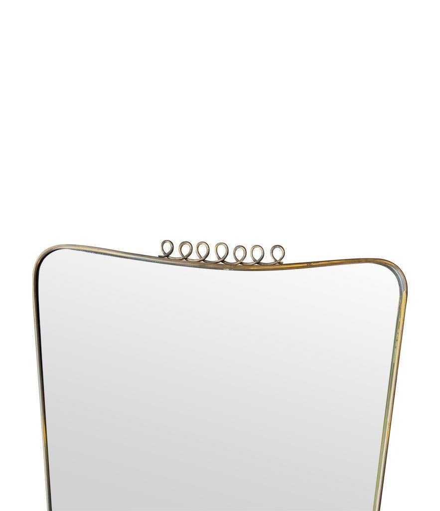 Laiton Miroir italien original des années 1950 à cadre en laiton attribué à Gio Ponti en vente