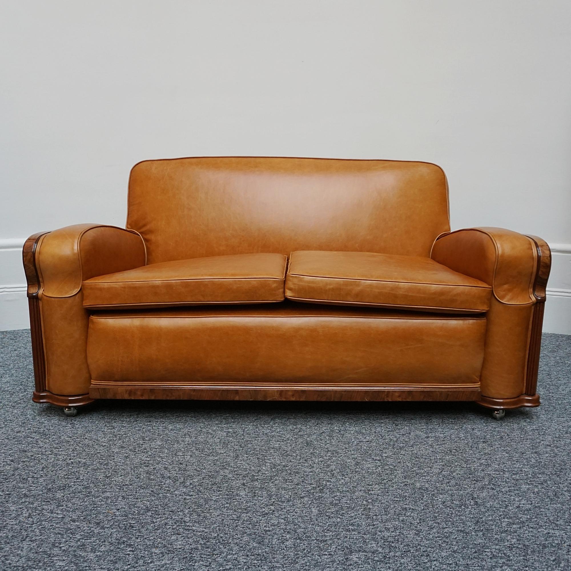 Original Art Deco Club Sofa mit brauner Lederpolsterung  (Art déco) im Angebot