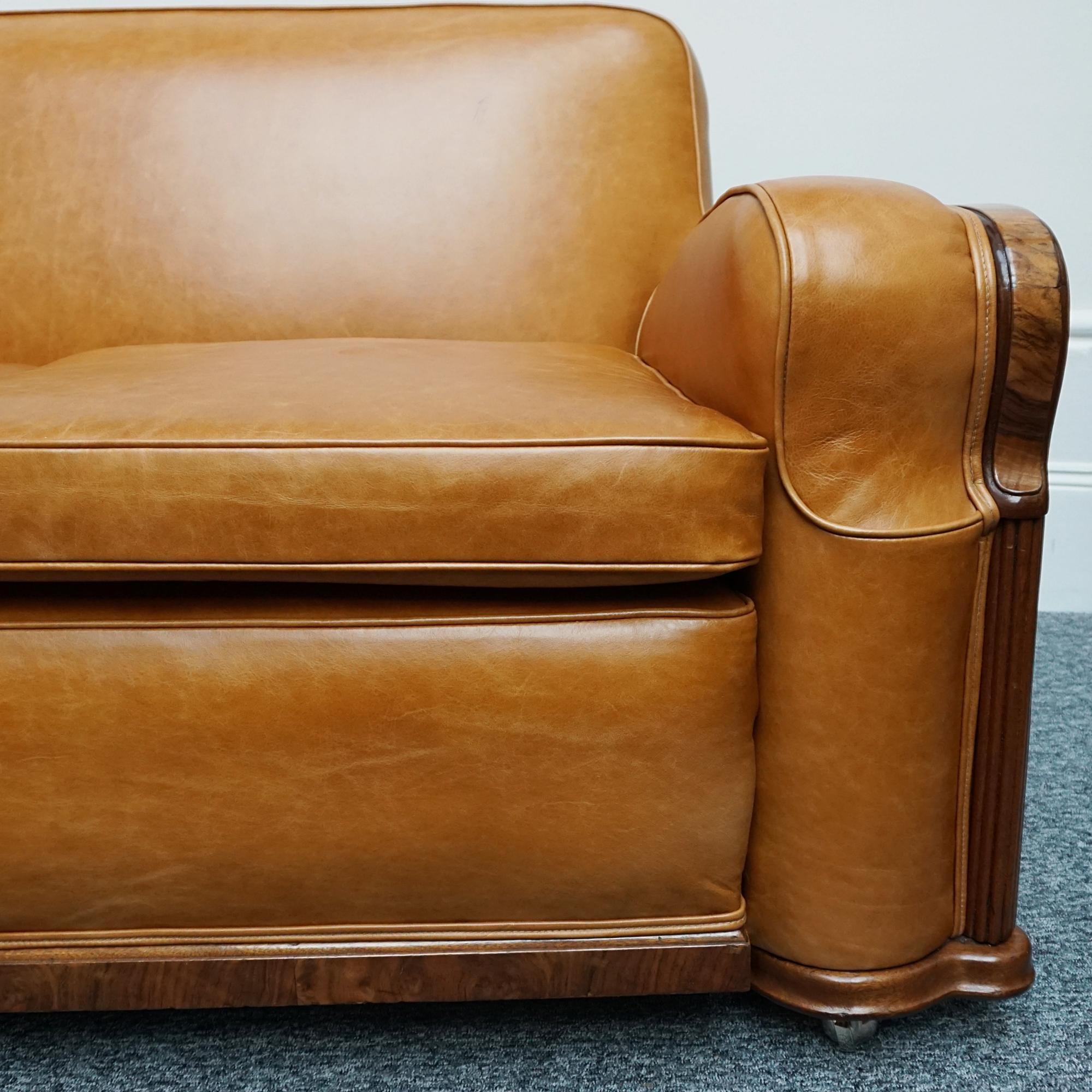 Original Art Deco Club Sofa mit brauner Lederpolsterung  (Englisch) im Angebot