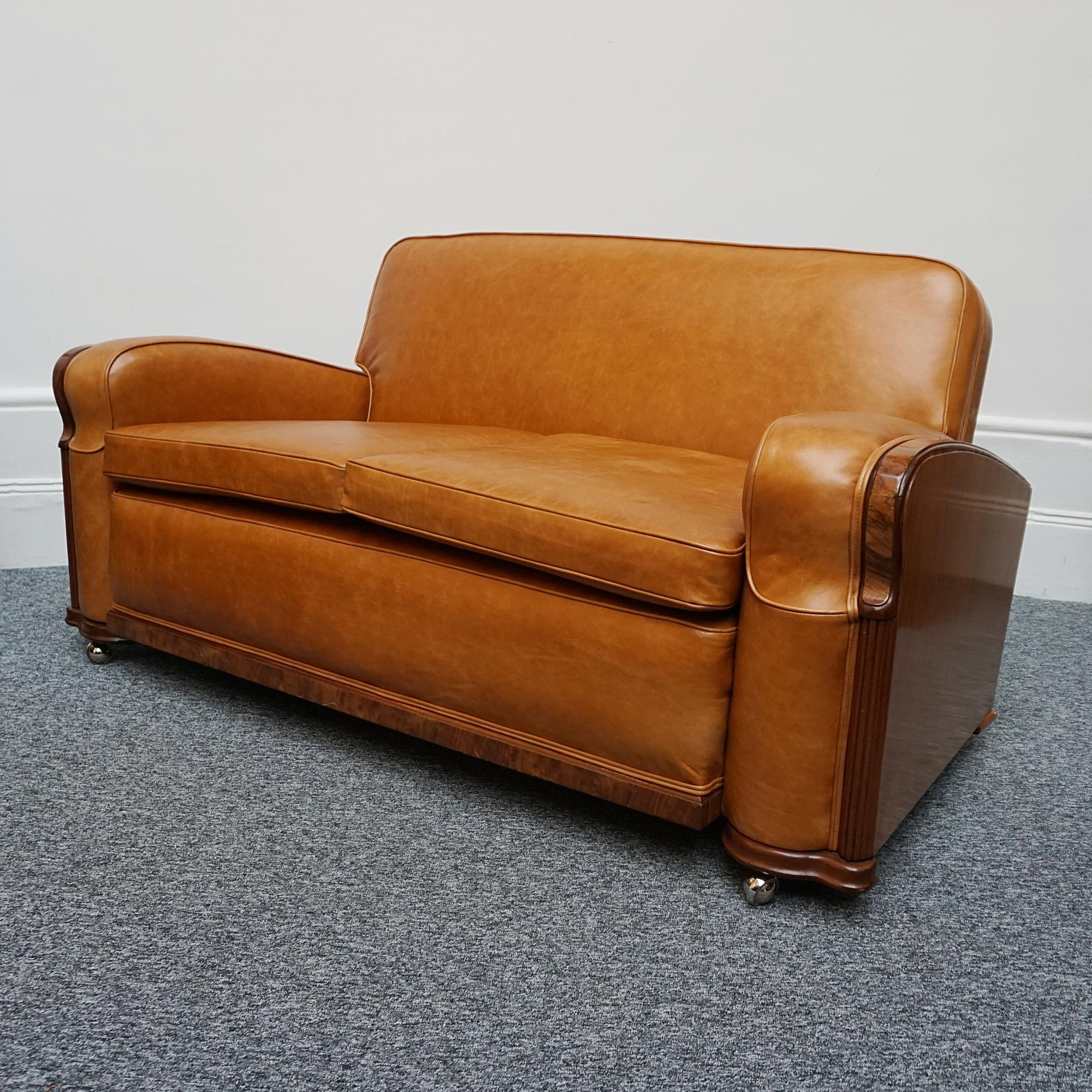 Original Art Deco Club Sofa mit brauner Lederpolsterung  (Frühes 20. Jahrhundert) im Angebot
