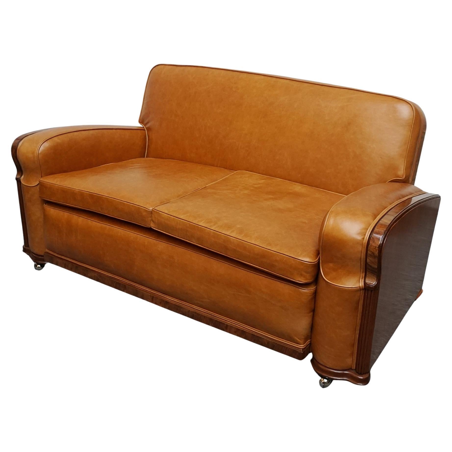 Original Art Deco Club Sofa mit brauner Lederpolsterung  im Angebot