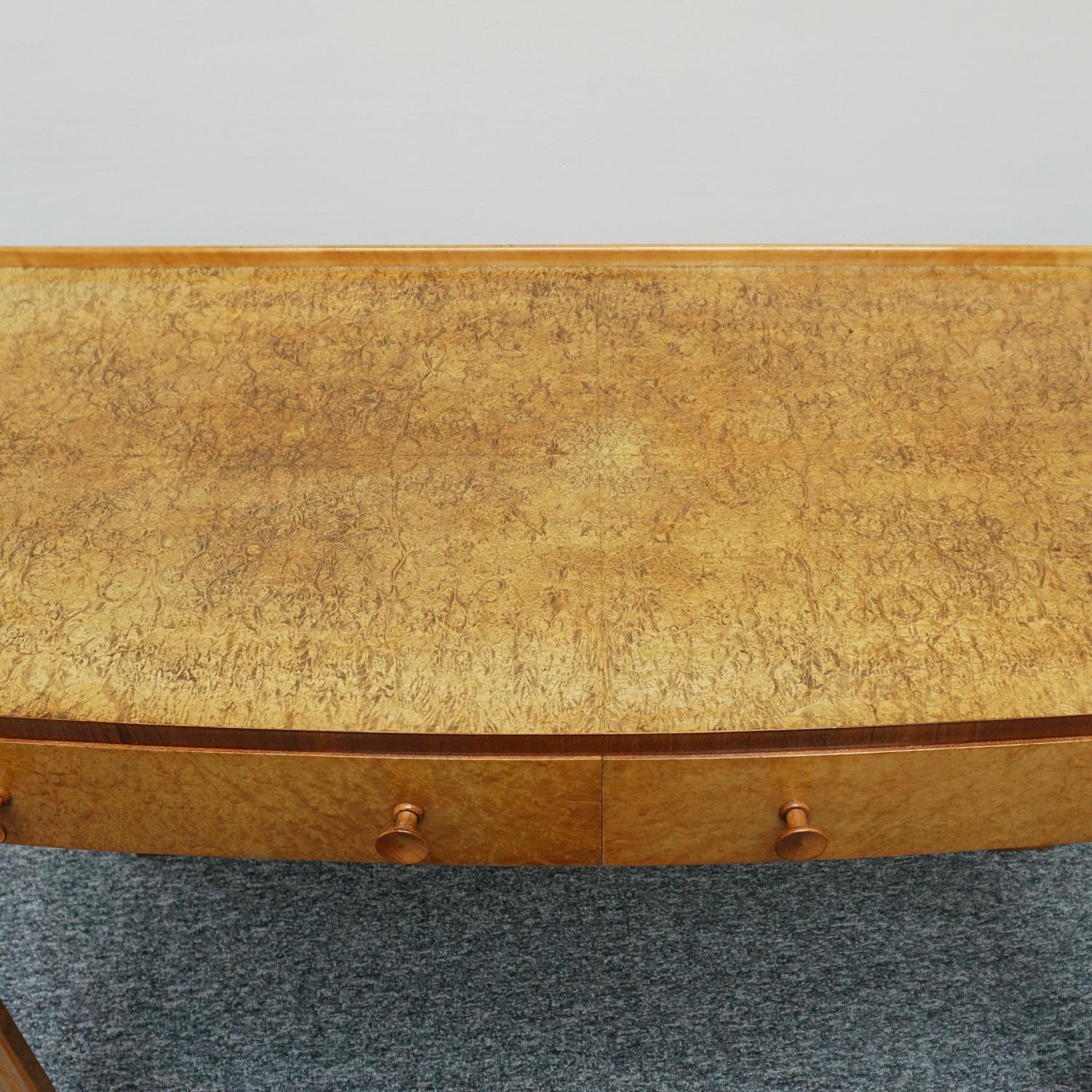 Milieu du XXe siècle Table d'appoint/table console Art déco d'origine en ronce de noyer figuré en vente