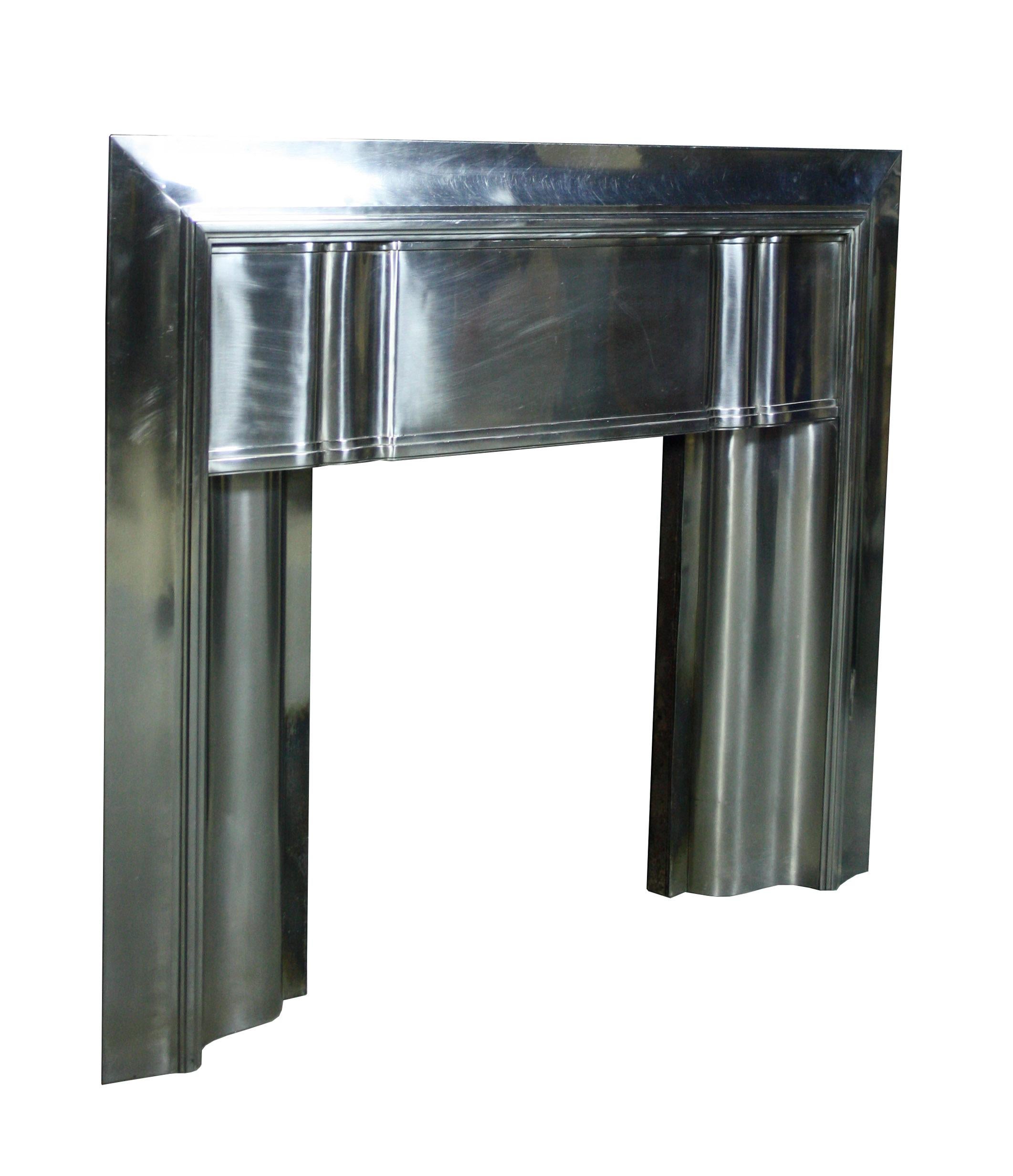 Eine originelle Art Deco-Edelstahl-Kaminumrandung (Art déco) im Angebot