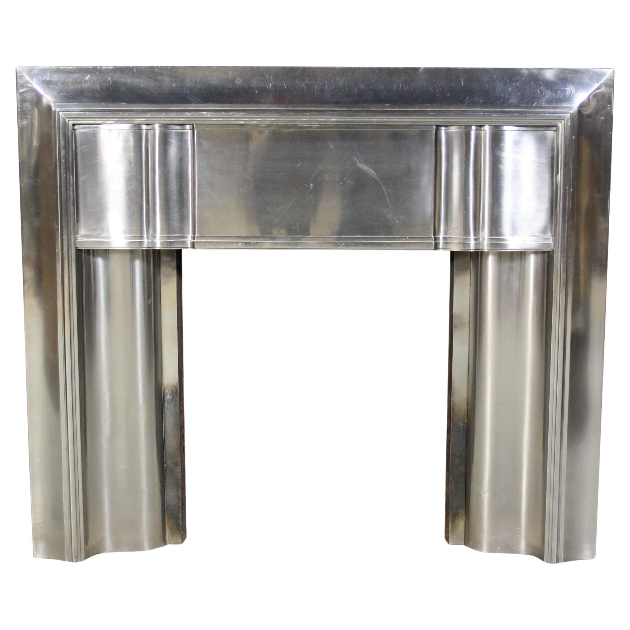 Eine originelle Art Deco-Edelstahl-Kaminumrandung im Angebot