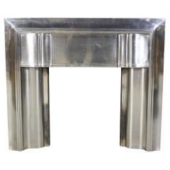 Un'originale cornice per caminetto in acciaio inossidabile Art Deco