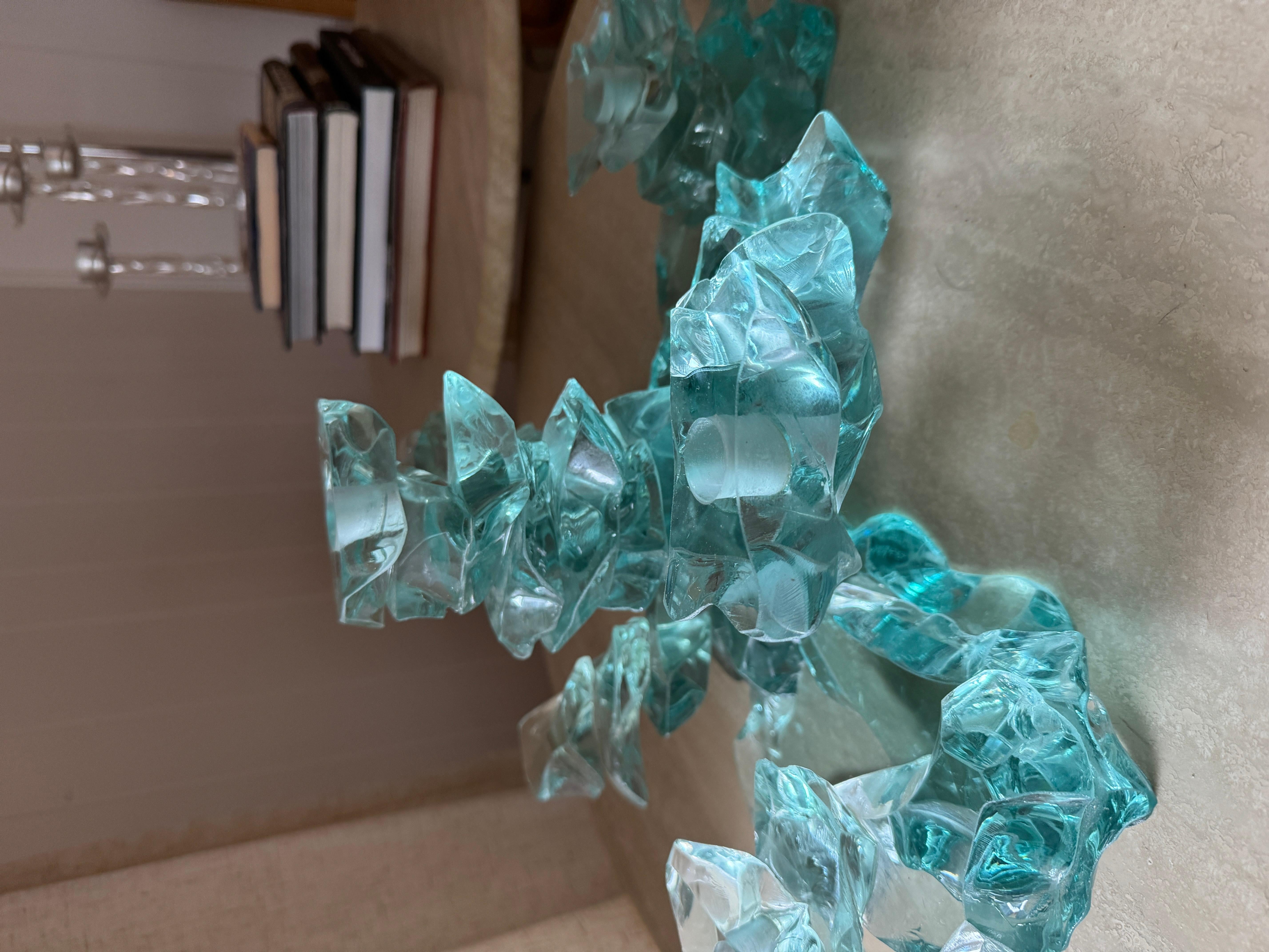 Eine Original-Glaskandelaber-Kunstskulptur von Bill Meek Studios. Der texanische Künstler Bill Meeks ist für seine Glasskulpturen bekannt. Geschliffenes klares/grünes Glas ist in einer Drehung gestapelt.

16