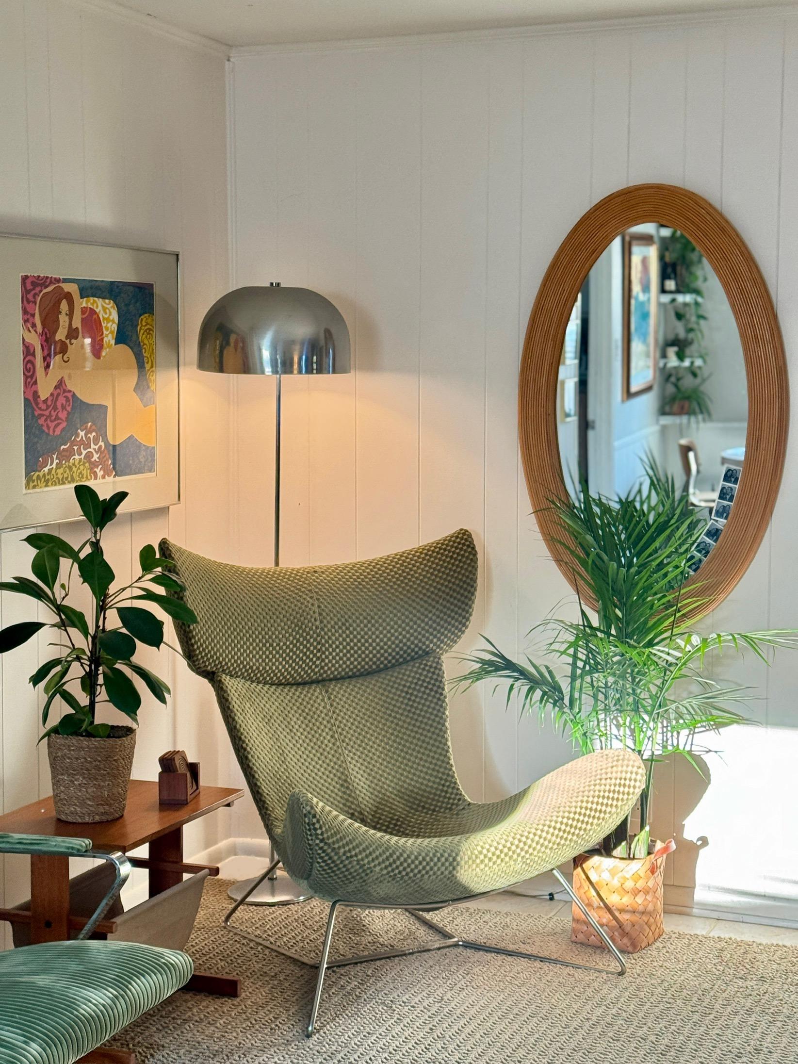 Una silla Imola original de BoConcept, por Henrik Pedersen, alrededor de los años 90. Una icónica tumbona escultural que encarna el moderno diseño danés. Esta pieza se ha retapizado en un terciopelo verde a cuadros que añade calidez y profundidad a